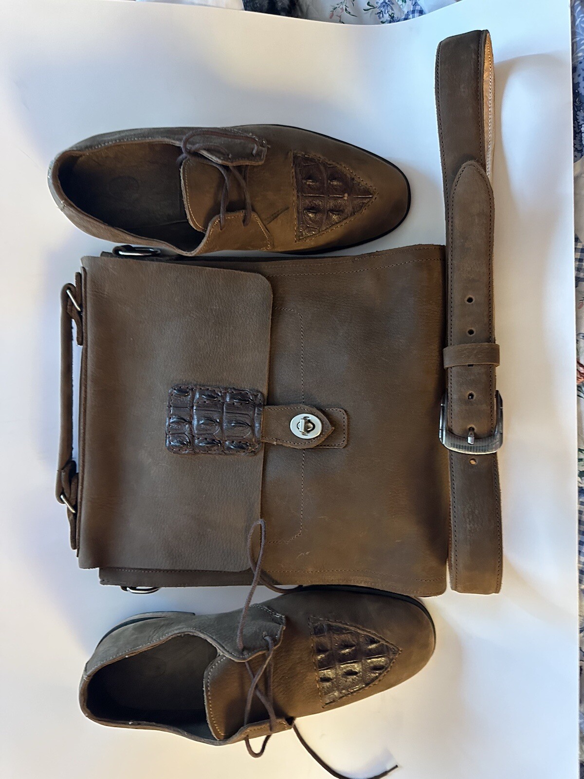 This Set:suede Oil Tan And Alligator Men Message Bag, Belt And Shoes