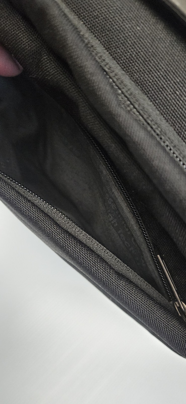 TUMI T-TECH 16” Messenger Laptop Nylon Black Bag 67740D with Shoulder Strap