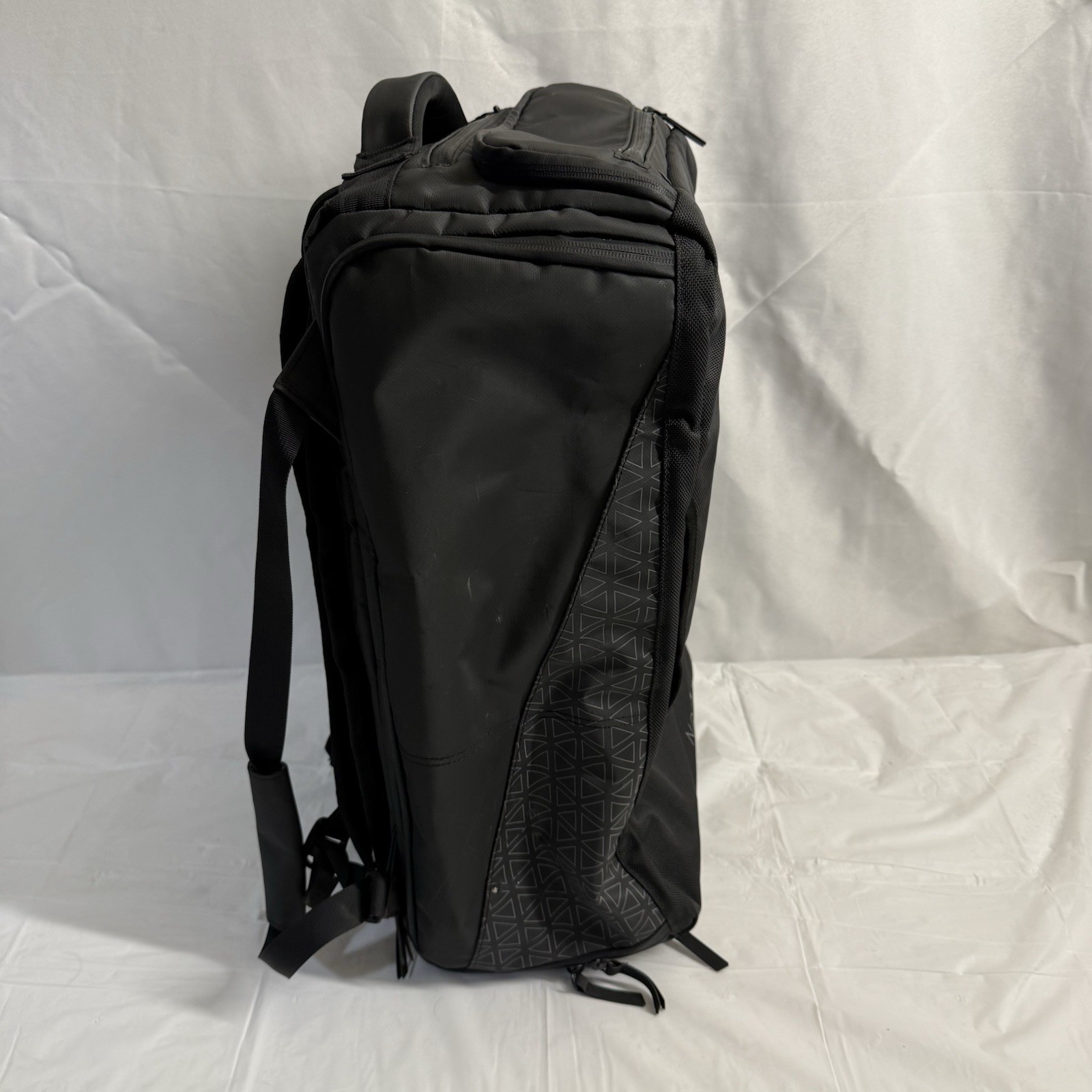 E1 Nomatic Travel Backpack Black – Gently Used – Expandable 20x12x10