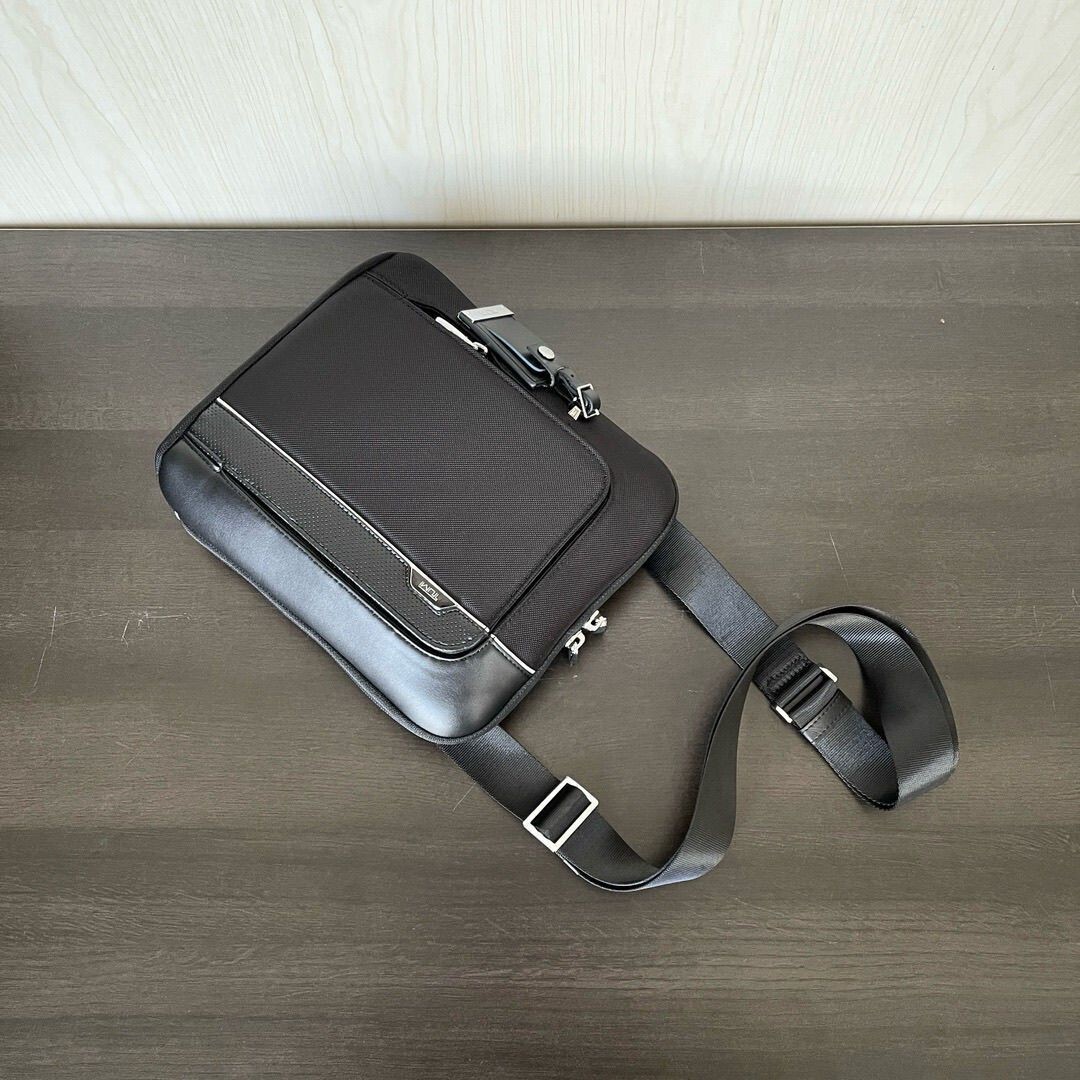 TUMI Arrive Olten Shoulder Bag Sleek Black Cross body Mens Business outlet