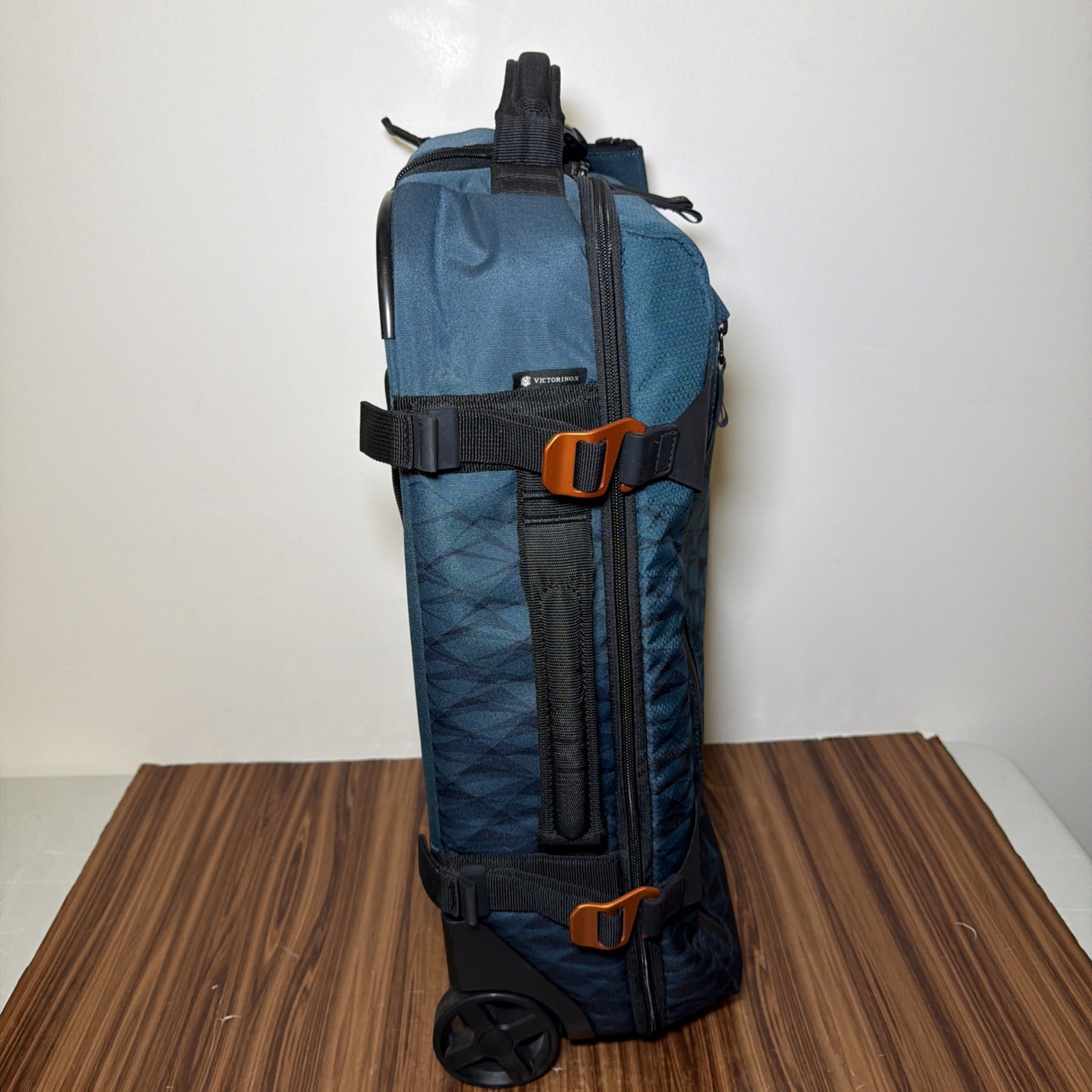 Victorinox Carry Case VX Touring Global Wheeled Carry On 601477 Dark Teal Blue