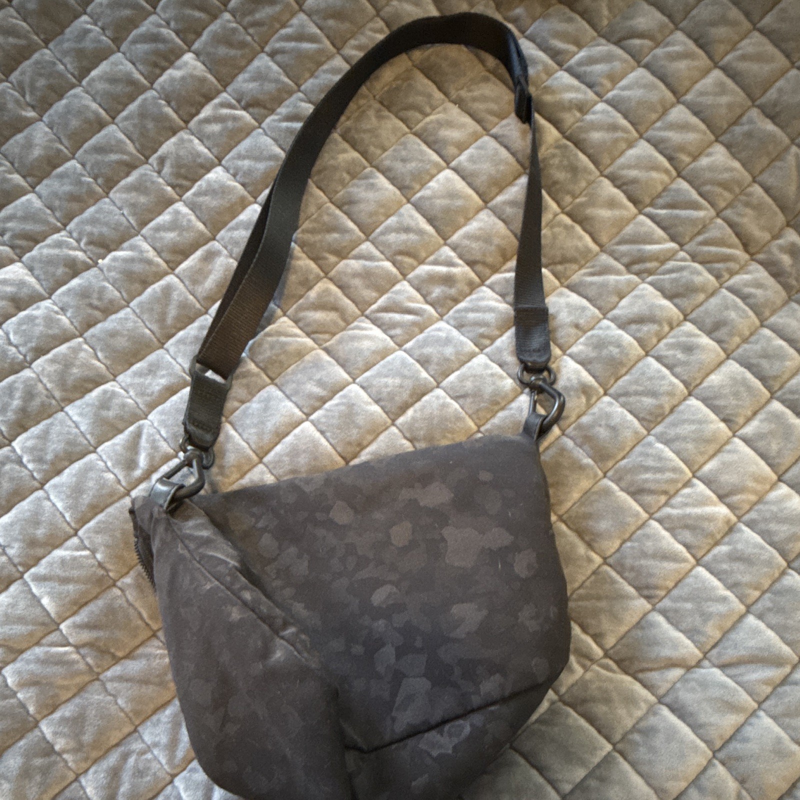 Lululemon Gray Camo Medium Crossbody Bag Outer Pockets Zip/Button Strap Men