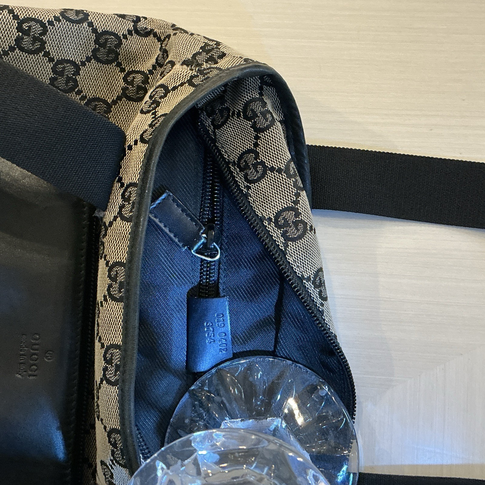 Gucci Beige Black GG Monogram Medium Zip Tote – Scuff on leather