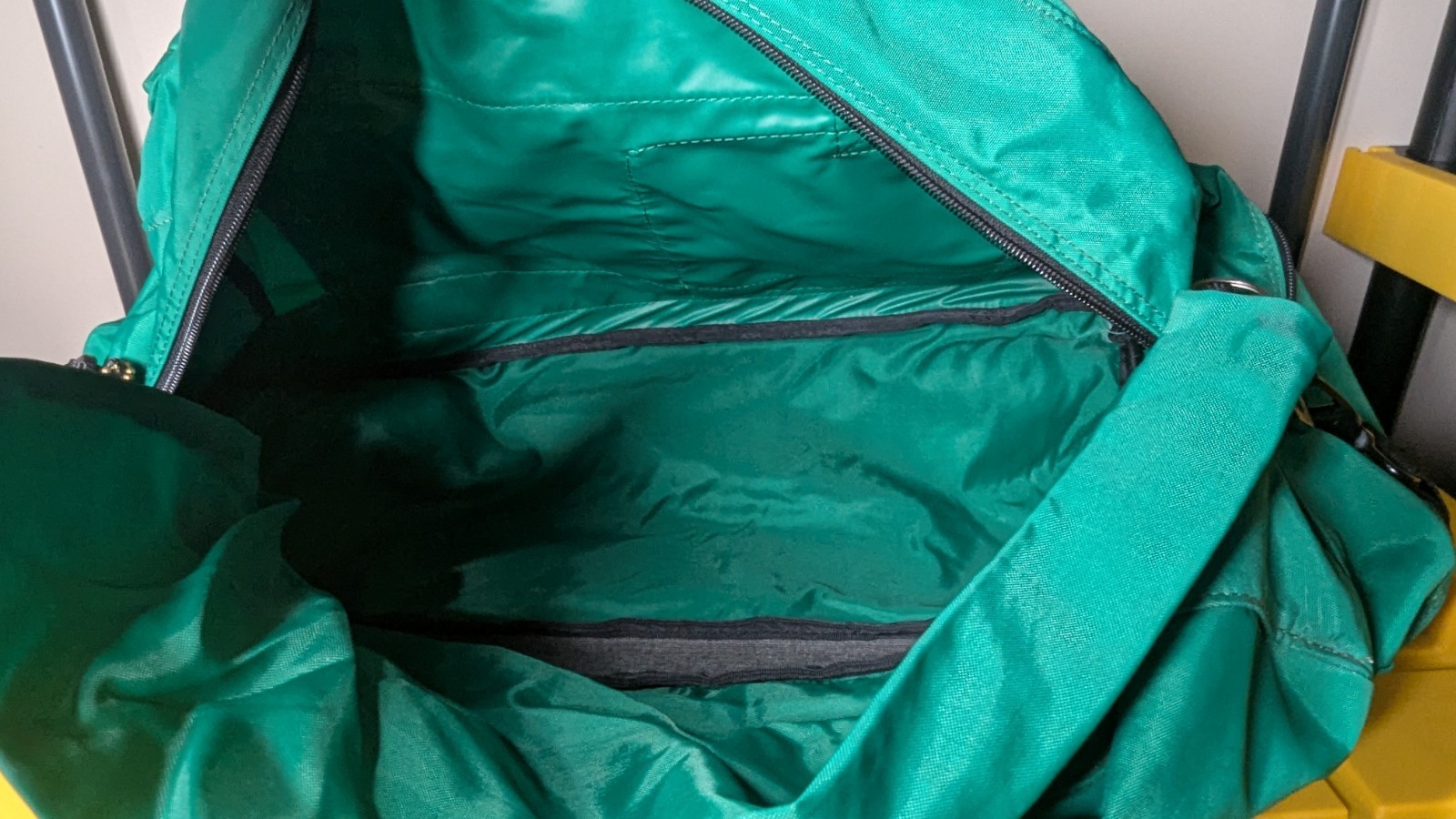 Team Nautica USA Vintage 90’s Duffle Bag Carryon Green 22″ Keychain Super Clean!