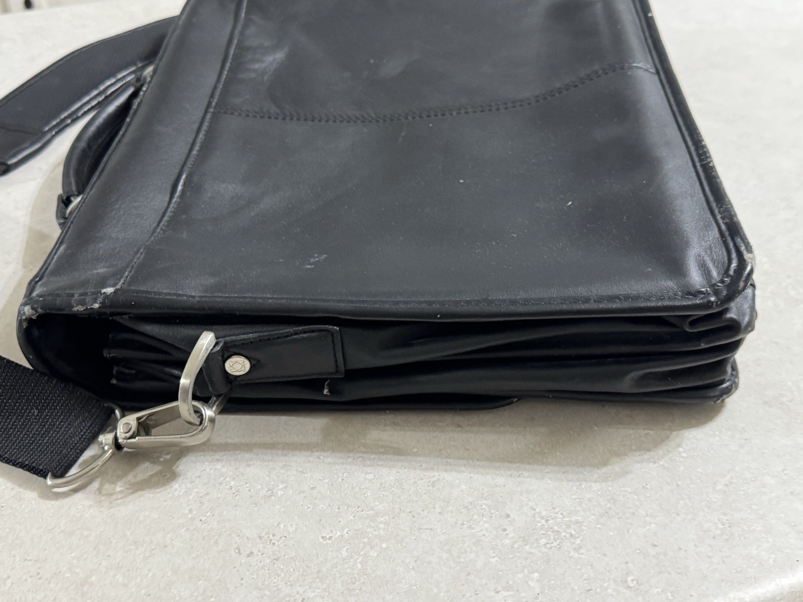Kenneth Cole Reaction Messenger Bag – See Description