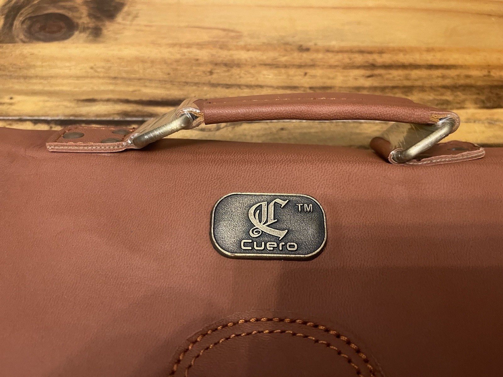 Cuero 18” Wide 12” Tall Chestnut Brown Leather Messenger Bag Brand New