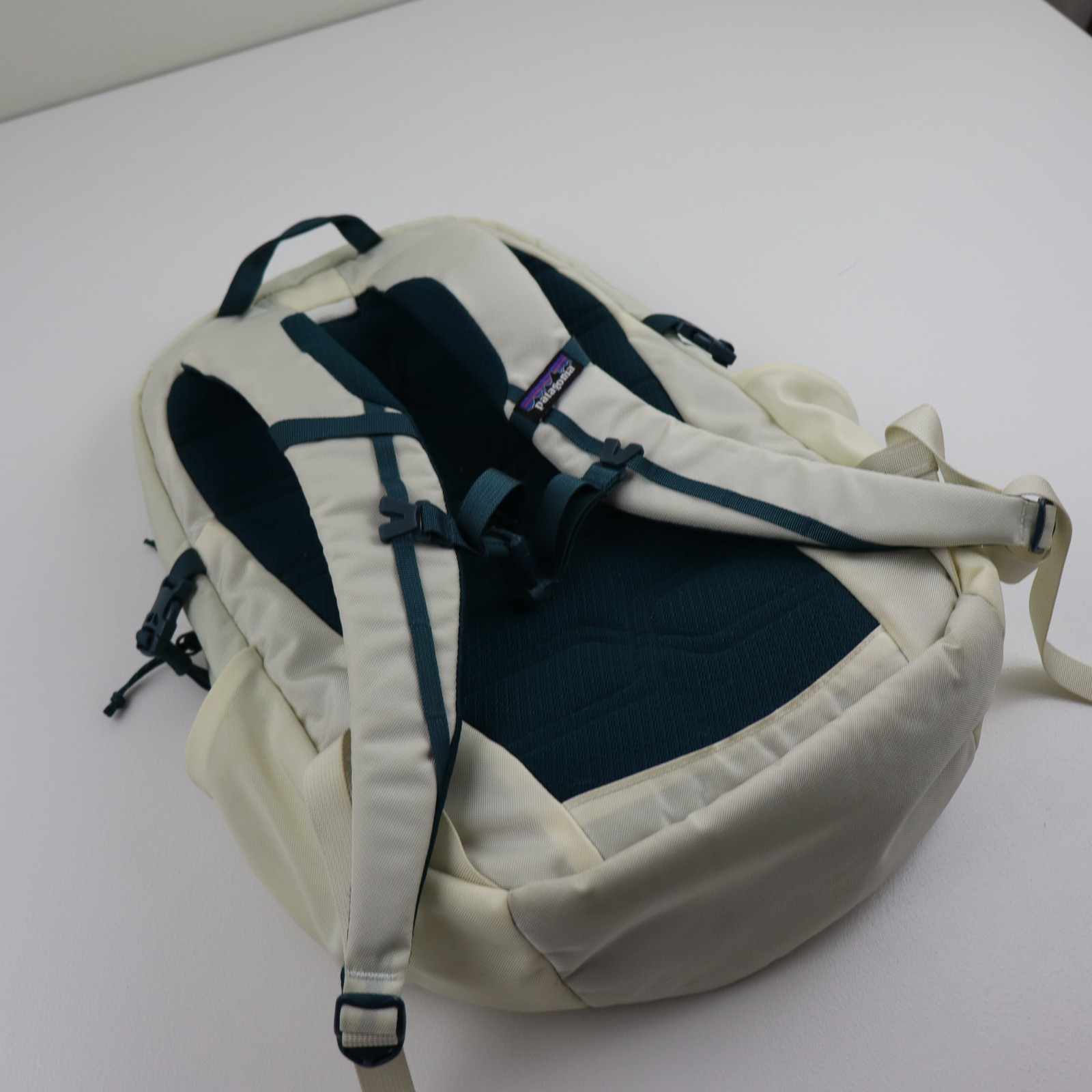 Patagonia Refugio 26L Womens Backpack White Laptop Bag Daypack Hiking School