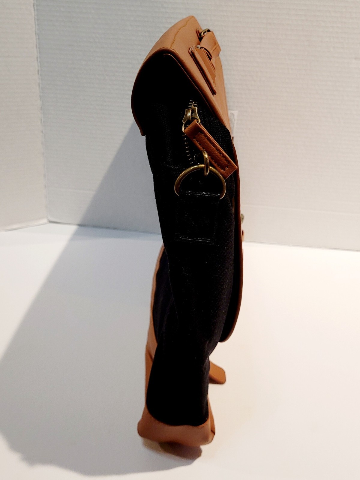 NEW WITH TAGS PRESTIGE MESSENGER BAG-BLACK & TAN-18″ X 15″ W/STRAP AND ZIPPER