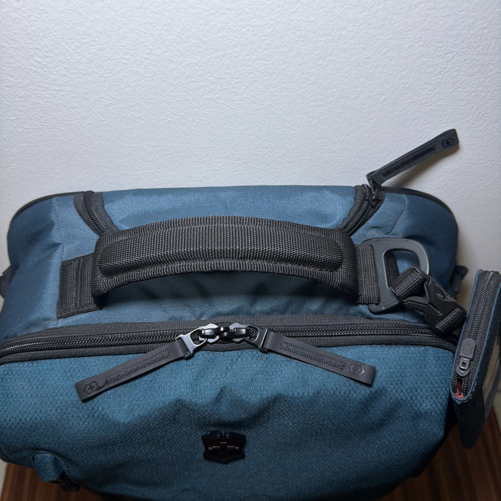 Victorinox Carry Case VX Touring Global Wheeled Carry On 601477 Dark Teal Blue