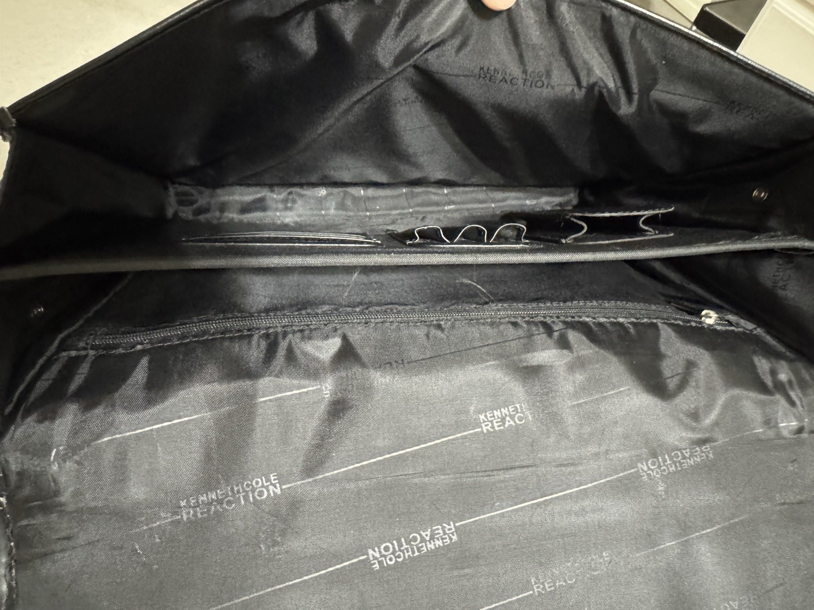 Kenneth Cole Reaction Messenger Bag – See Description