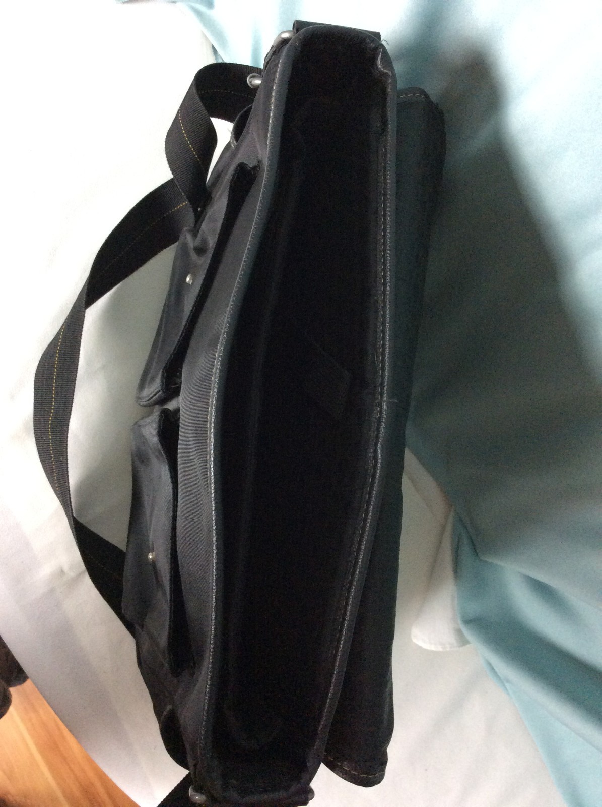 Perry Ellis Portfolio Laptop computer bag with shoulder strap Leather inside
