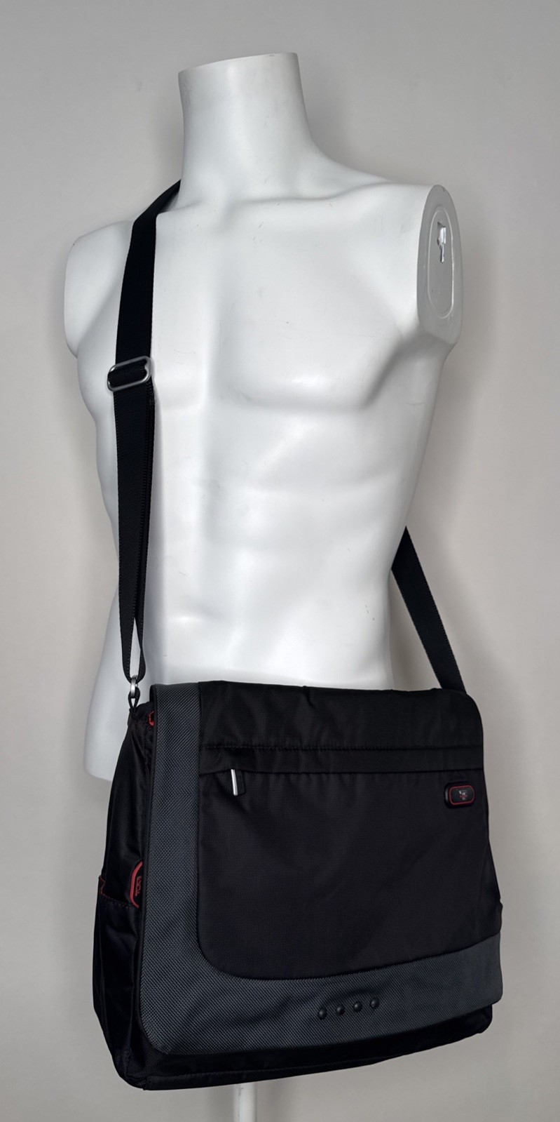 Tumi T-Tech Essential Black Slim Expandable Messenger Bag 5114D Black Red