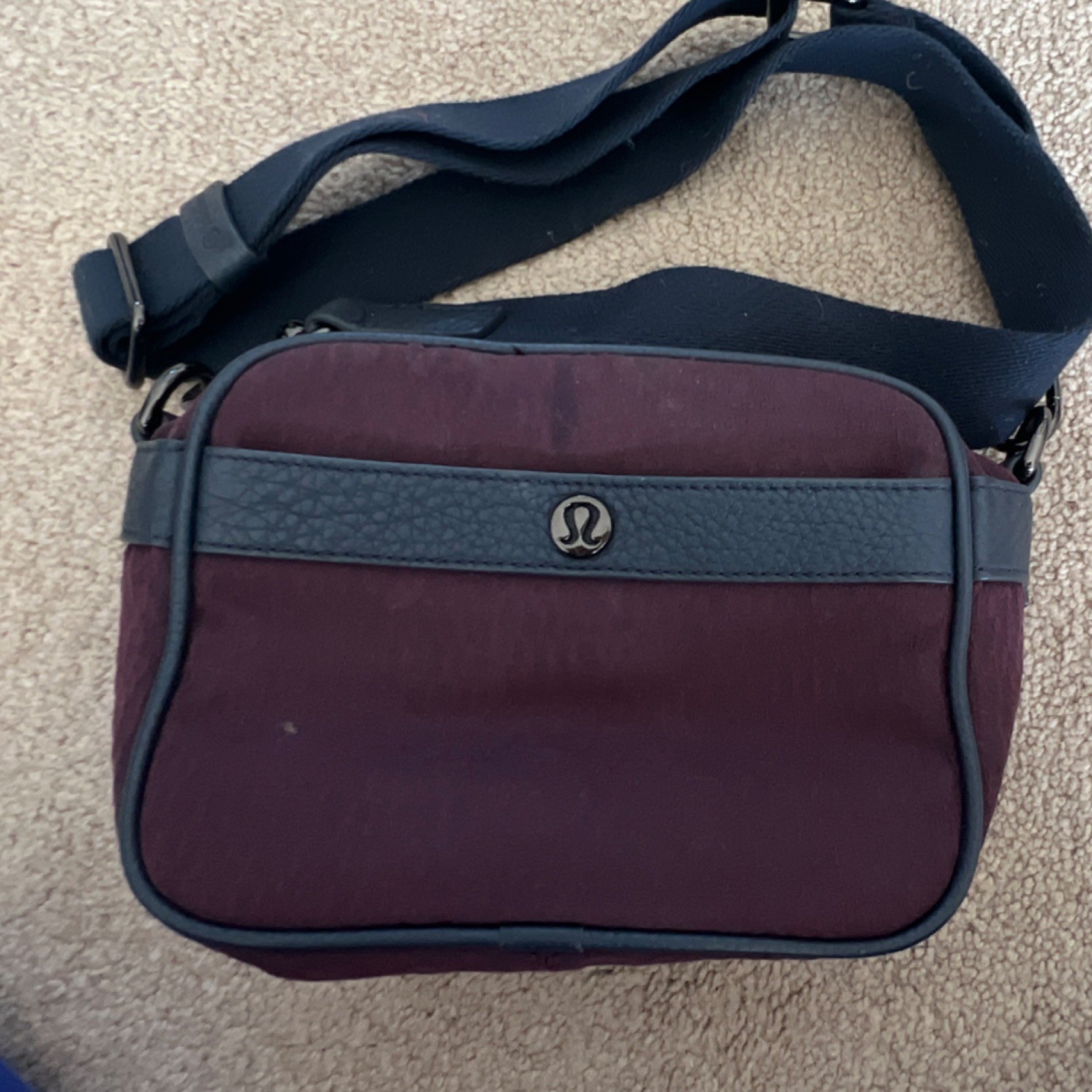 Lululemon Crossbody Shoulder Bag Maroon Black Adjustable Strap Men Casual