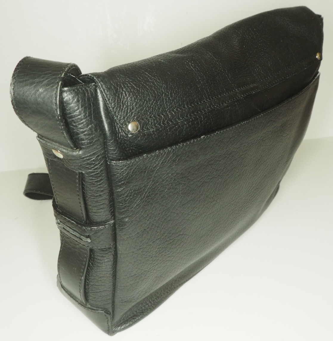 Kenneth Cole Reaction Black Solf Textured Leather Laptop Messenger Bag w Chrome