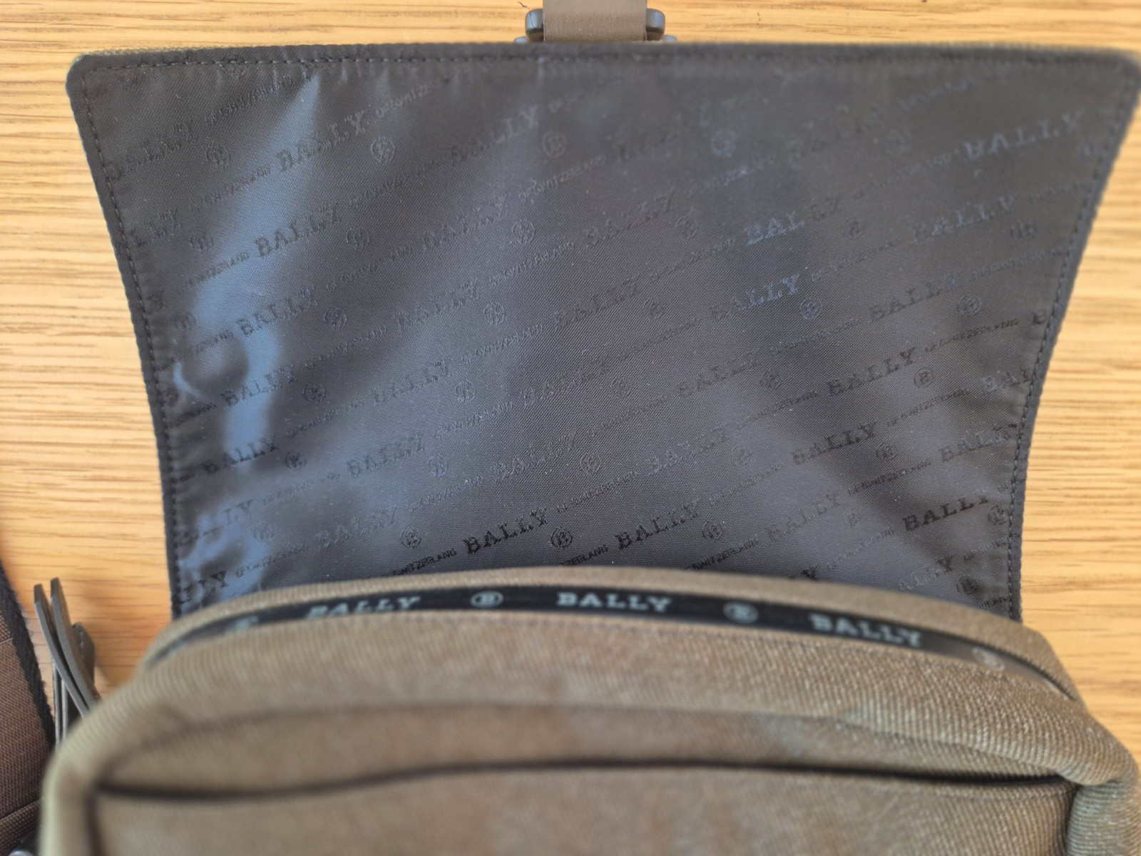 BALLY REENZO NYLON CANVAS CAMERA MENS UNISEX BAG NEVER USED BLACK & KHAKI