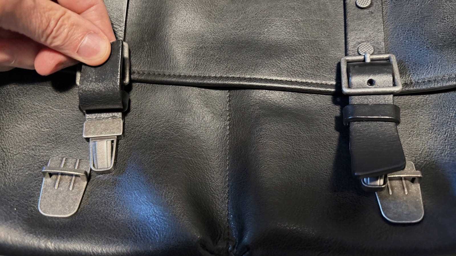 TUMI T-Tech Premium Black Leather Messenger Bag / Briefcase-Fits 13-14″ Laptops