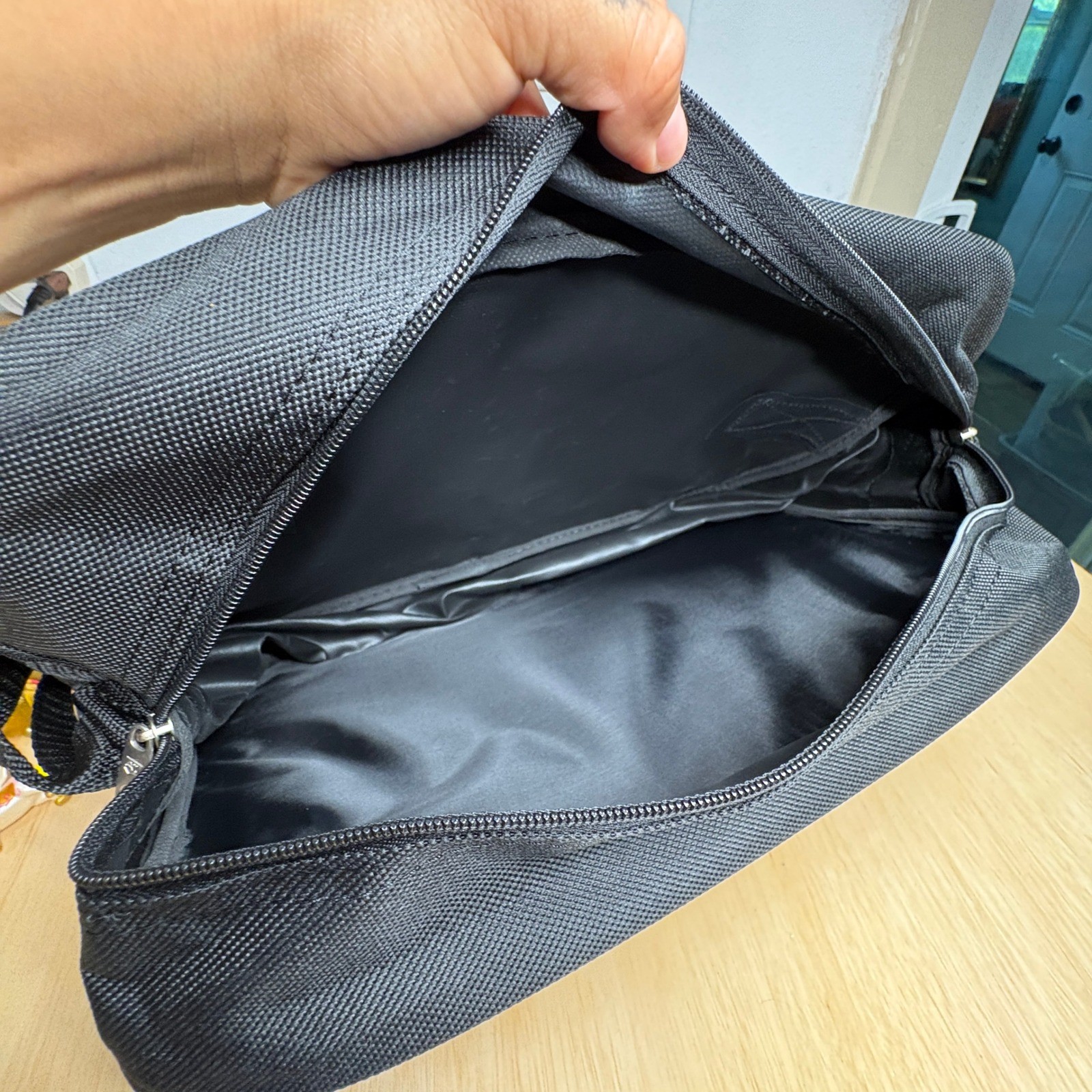 American Tourister Black Messenger Bag Nylon Shoulder Laptop Travel Case Unisex
