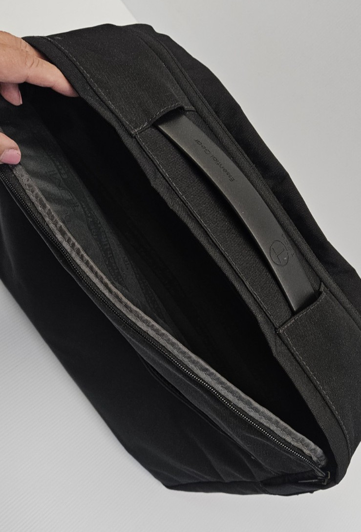 TUMI T-TECH 16” Messenger Laptop Nylon Black Bag 67740D with Shoulder Strap