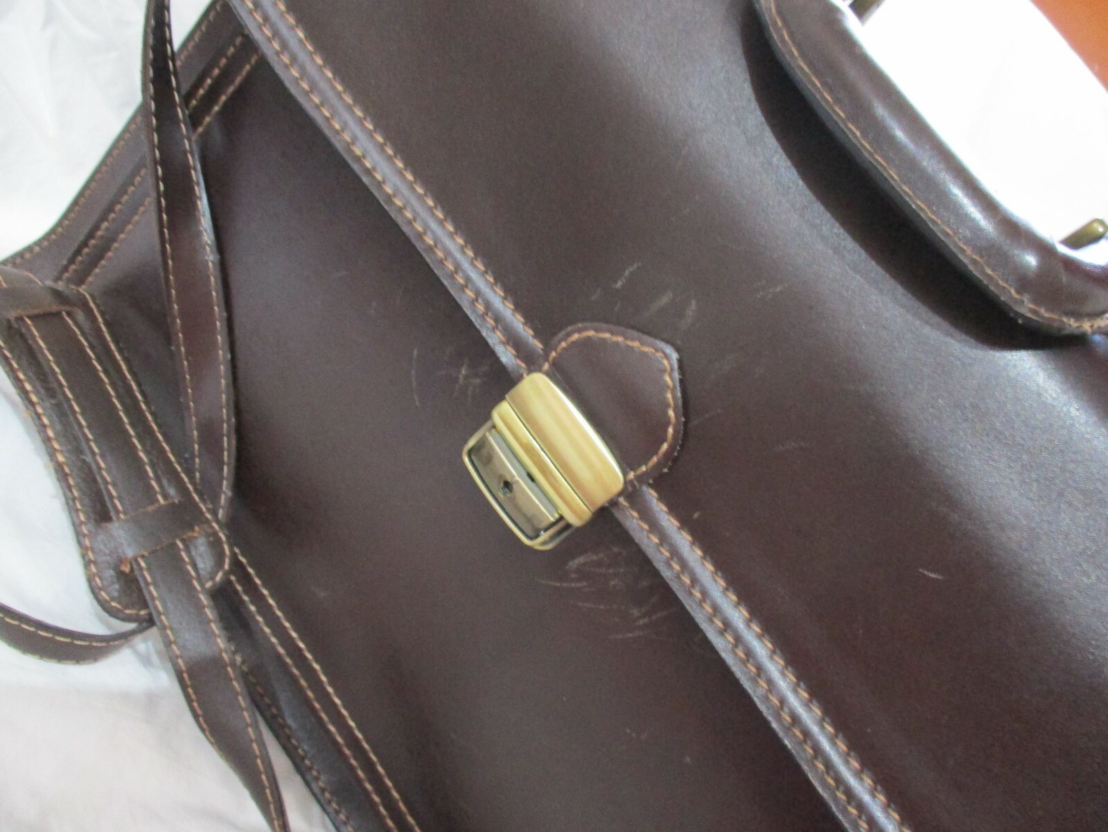 Solid and refined real leather shoulder strap workbag.