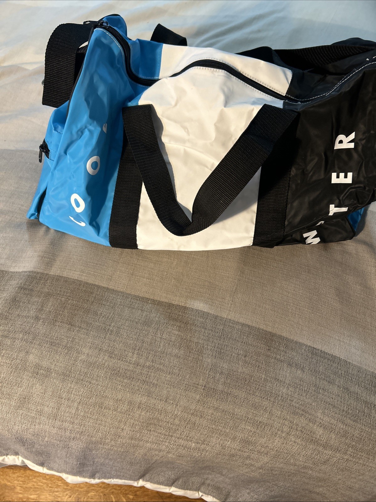 COOL WATER VINTAGE DUFFLE/TRAVEL BAG BLUE/BLACK/WHITE – NEW