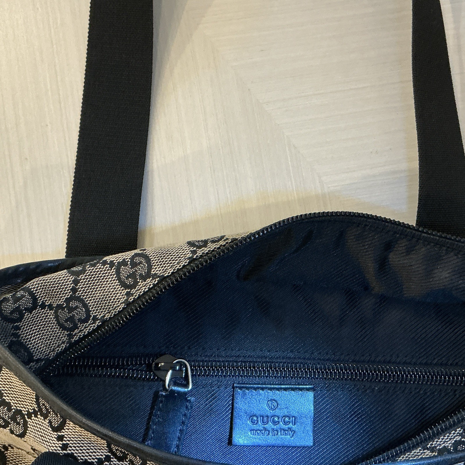Gucci Beige Black GG Monogram Medium Zip Tote – Scuff on leather