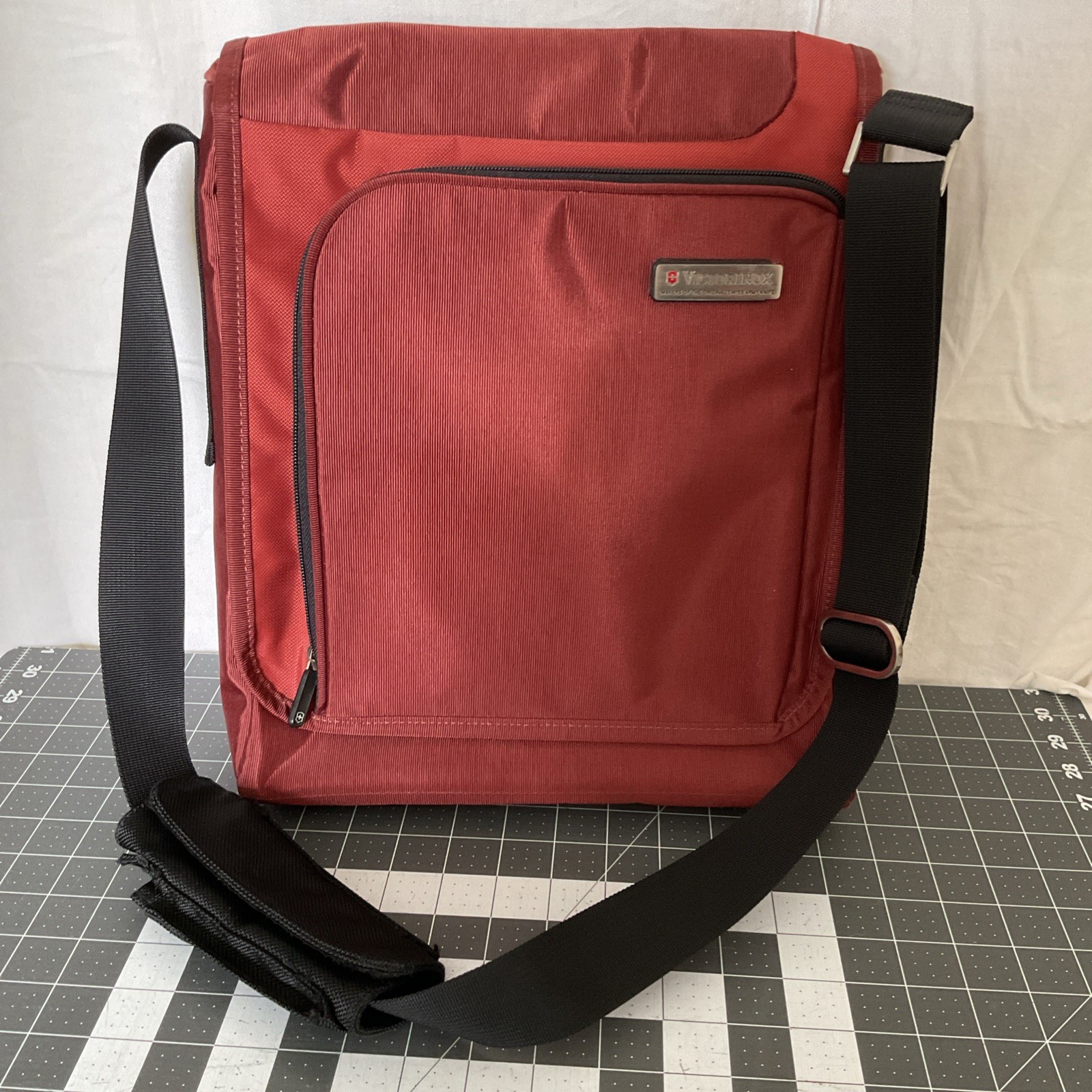 Victorinox Swiss Army Messenger Bag laptop school bag Rust Red & Black Nylon