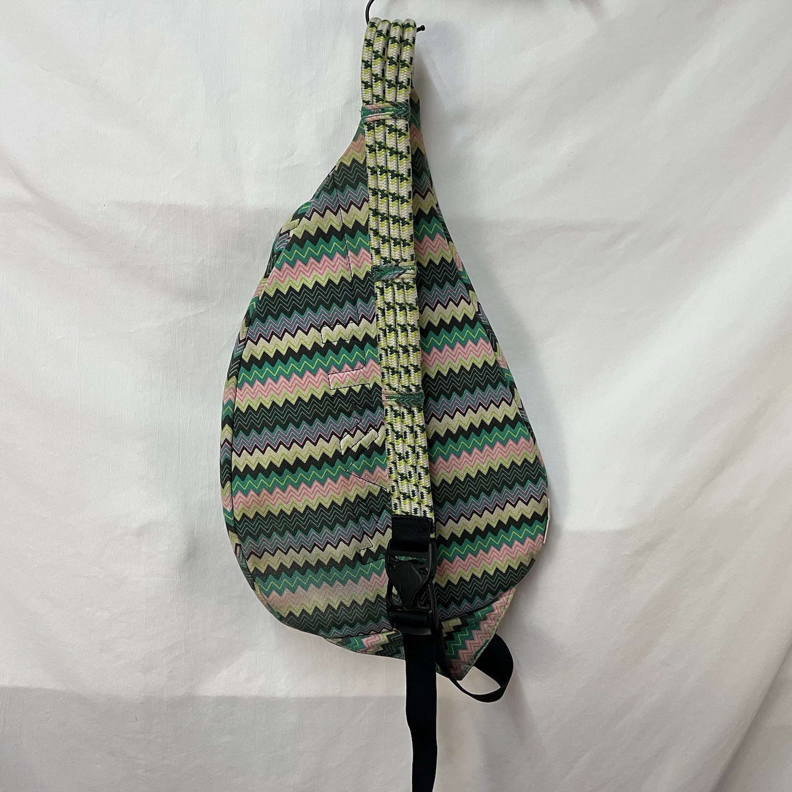 KAVU MULTICOLRED CHEVRON PATTERN CANVAS ROPE SLING CROSSBODY BACKPACK ADJUSTABLE