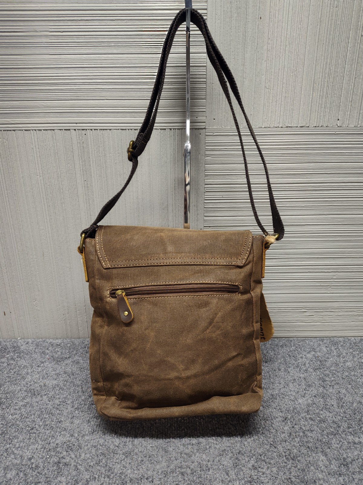 Manificent Men Messenger Bag Brown Black Strap Buckle Lined Back Pocket Outdoor