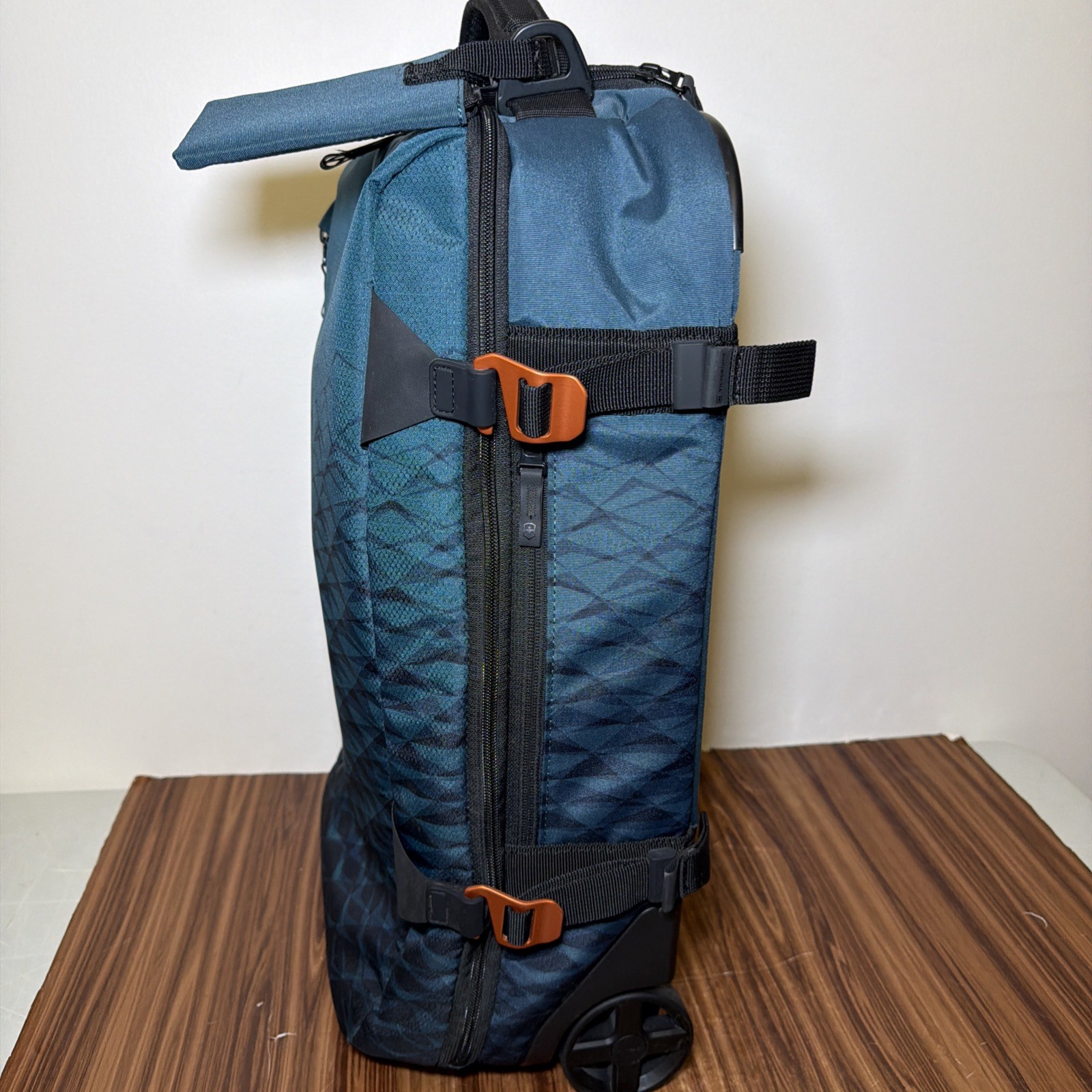 Victorinox Carry Case VX Touring Global Wheeled Carry On 601477 Dark Teal Blue