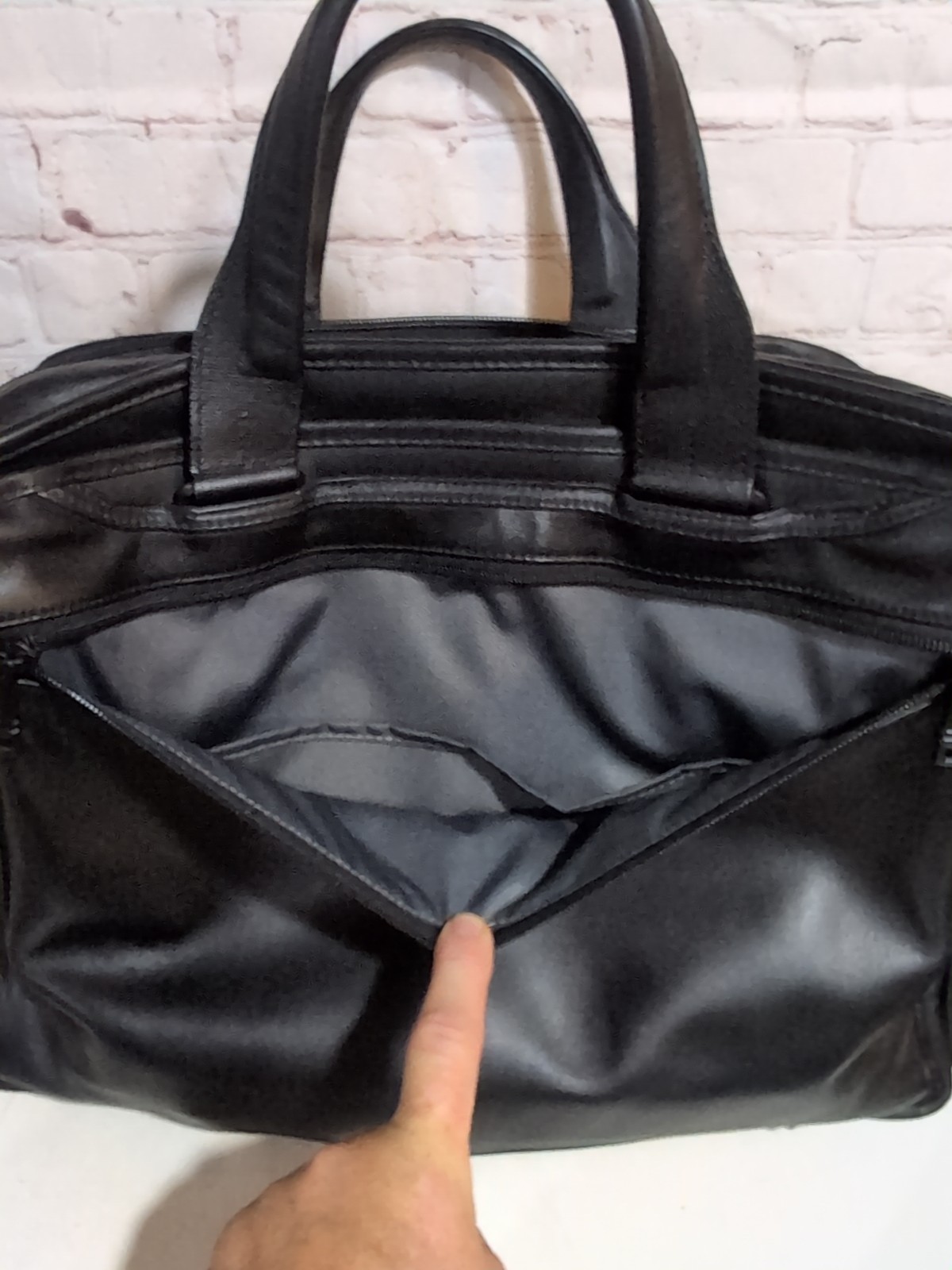 TUMI ALPHA 2 Expandable Laptop Briefcase Black Leather Model 96141 D2 READ