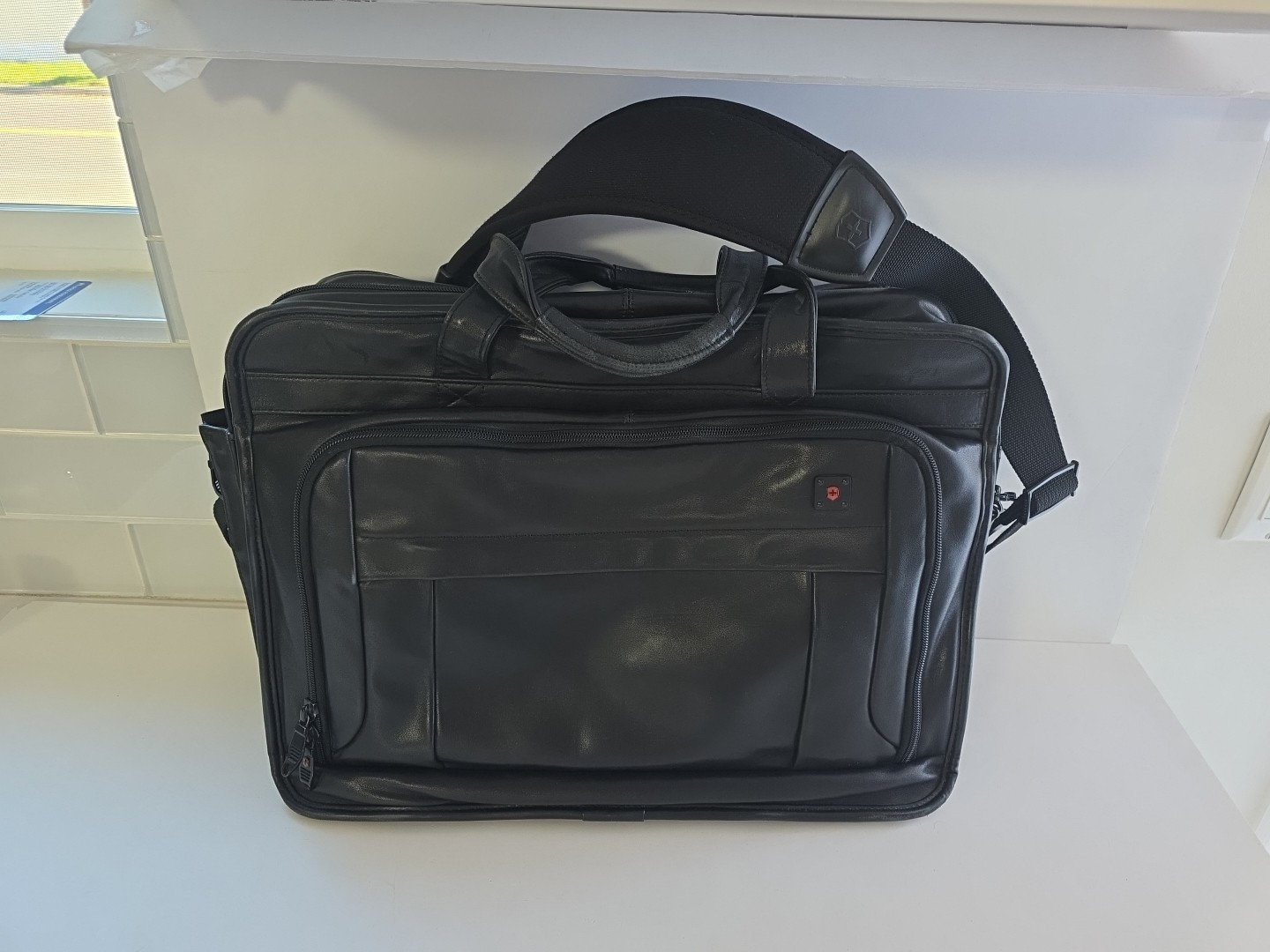 Victorinox Luxury 17” Expandable Black Leather Computer Briefcase Business Bag