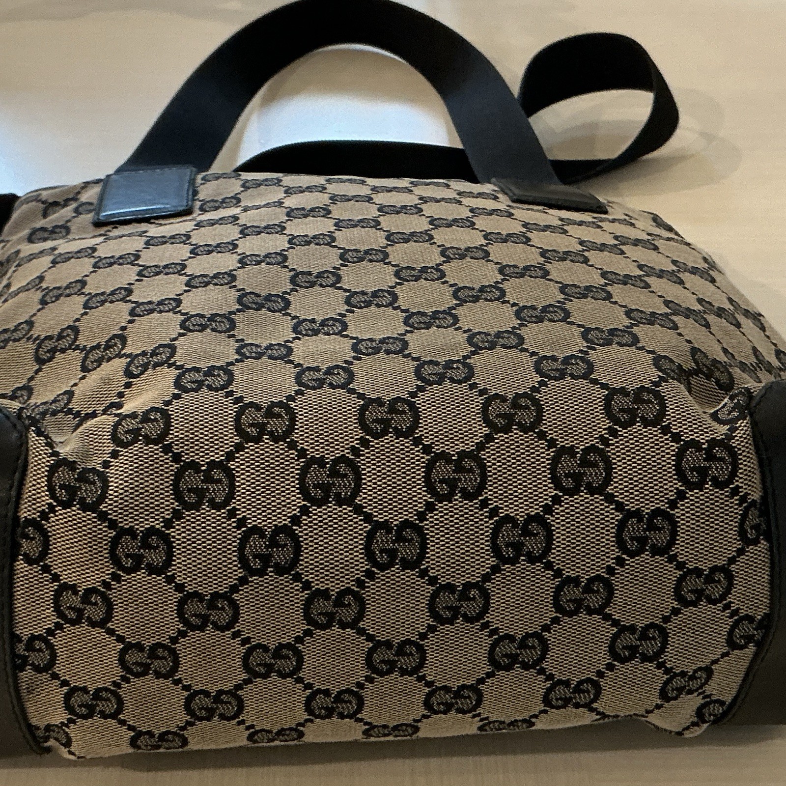 Gucci Beige Black GG Monogram Medium Zip Tote – Scuff on leather