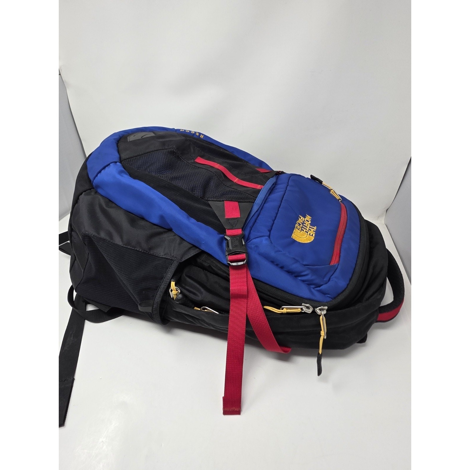 North Face Recon Backpack Blue/Red. Great bag for hiking, travel and school bag