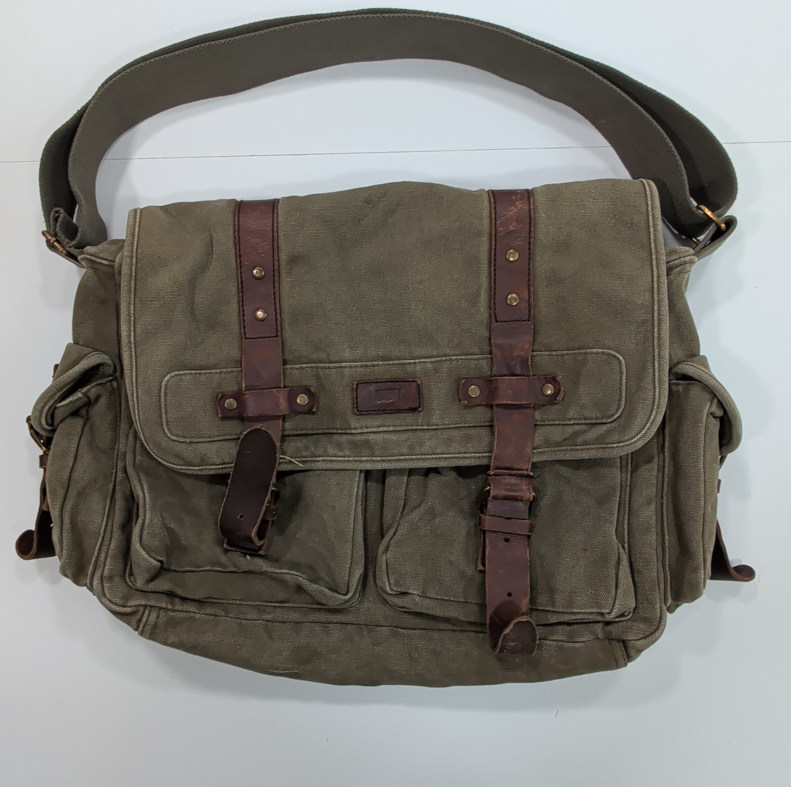 Vintage-Style Levi’s Canvas Messenger Bag – Olive Green Utility Satchel
