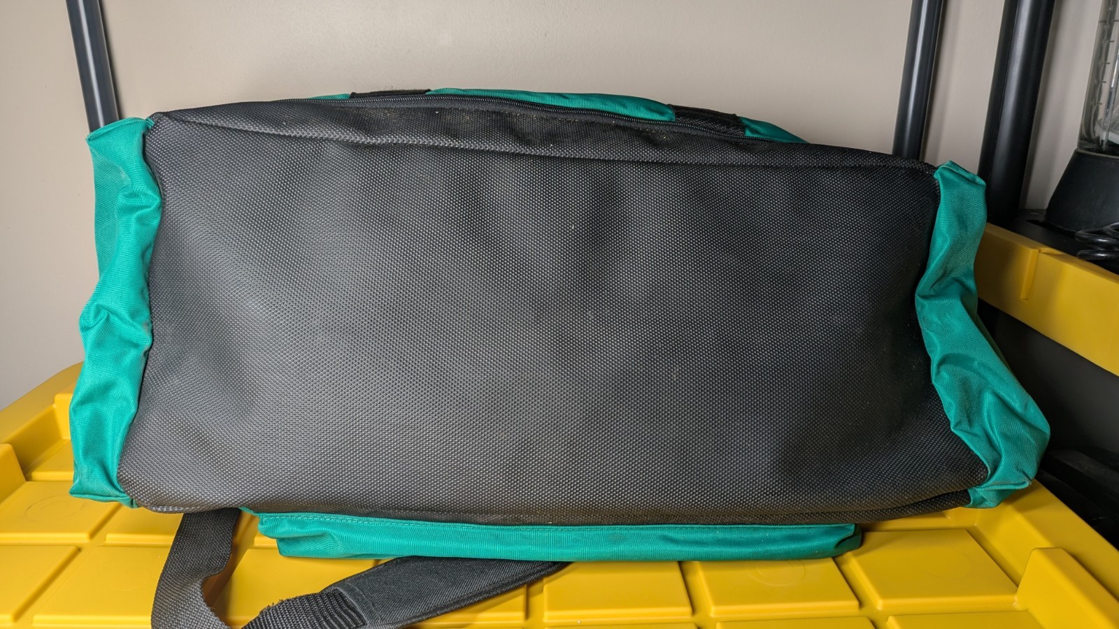 Team Nautica USA Vintage 90’s Duffle Bag Carryon Green 22″ Keychain Super Clean!