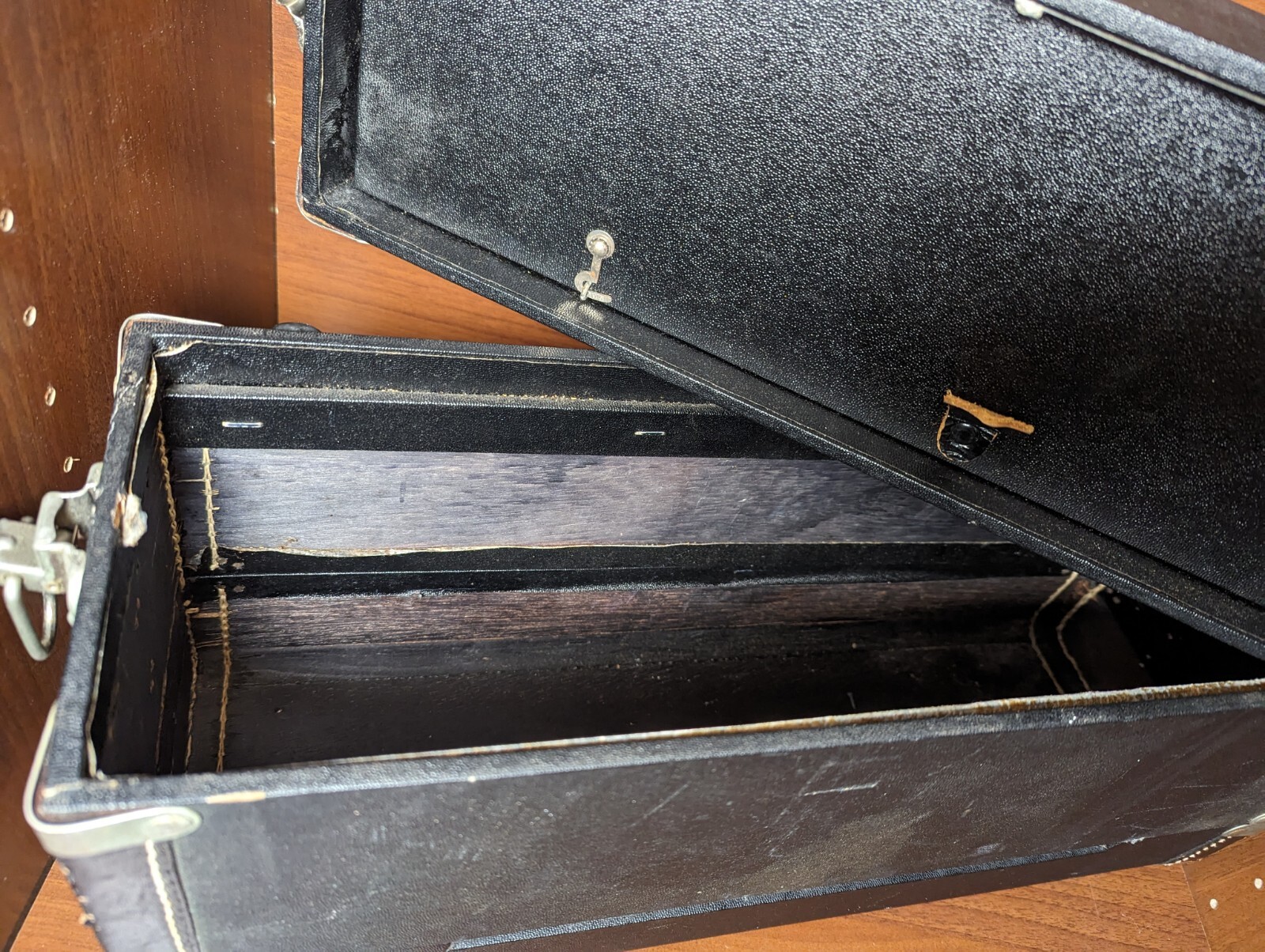 WOW HIDDEN COMPARTMENT STORAGE RARE EXCELSIOR CASE USA 3 section Hinge Latch Vtg