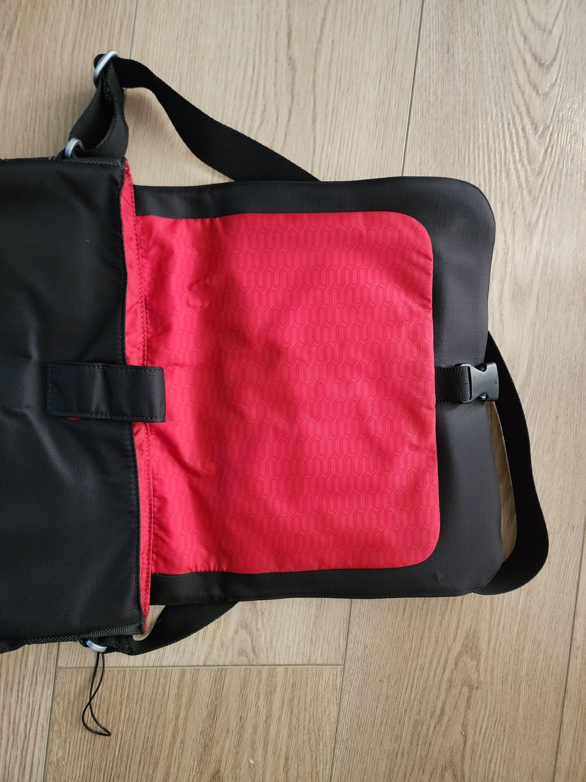 TUMI T-Tech Messenger Bag 5138D Black Nylon Laptop Crossbody Red Lining Men EUC