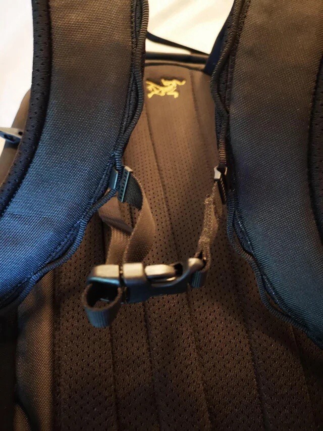 Arc’teryx Backpack Mantis 26 Backpack Black Gold Logo 26 Litre Backpack Rare