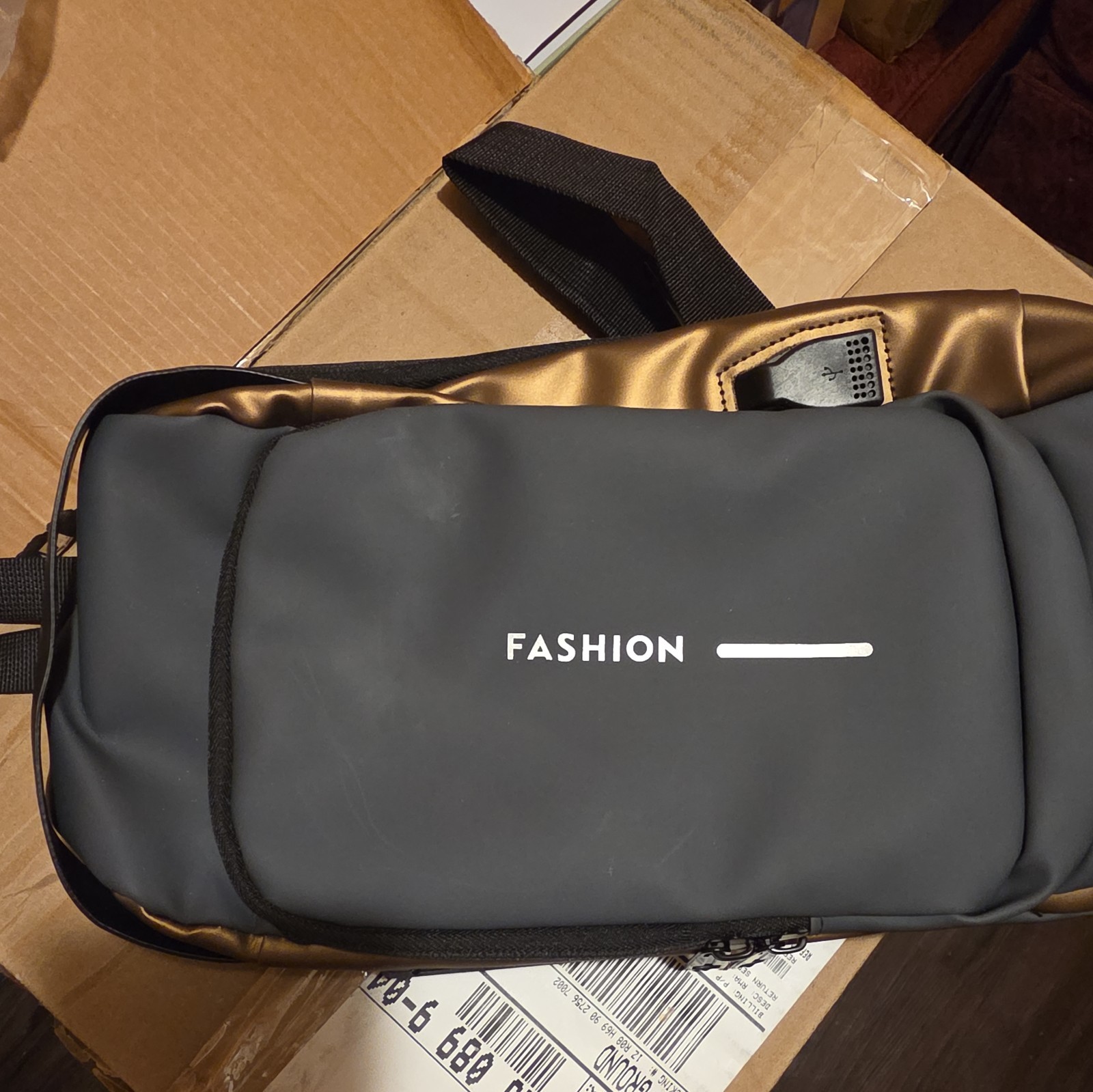 Fashion Shoulder Bag for Men Waterproof USB Crossbody Bag Anti-Theft Chest Bag