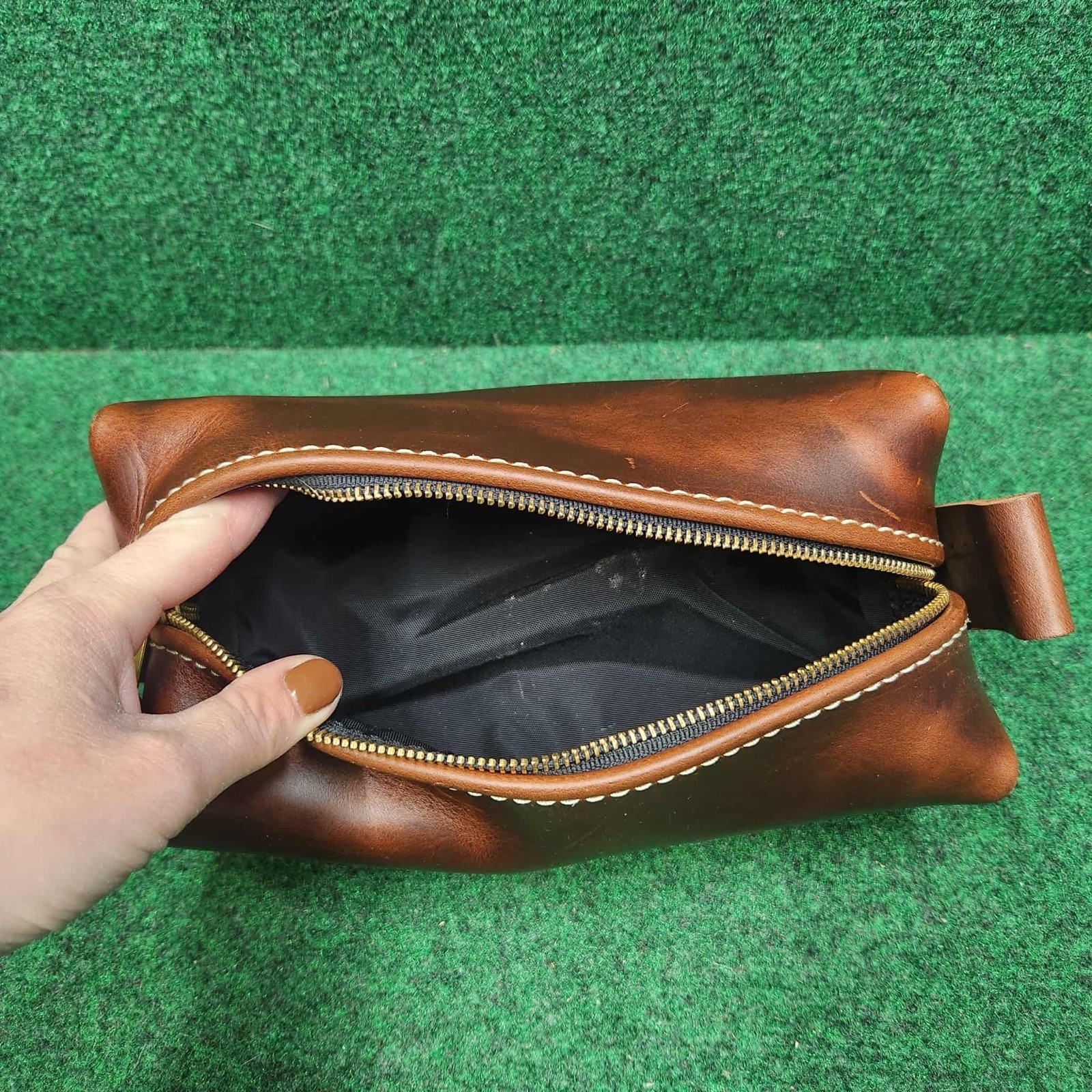 Lifetime Leather Co. Toiletry Bag 5″ x 5″ x 10″ – Excellent