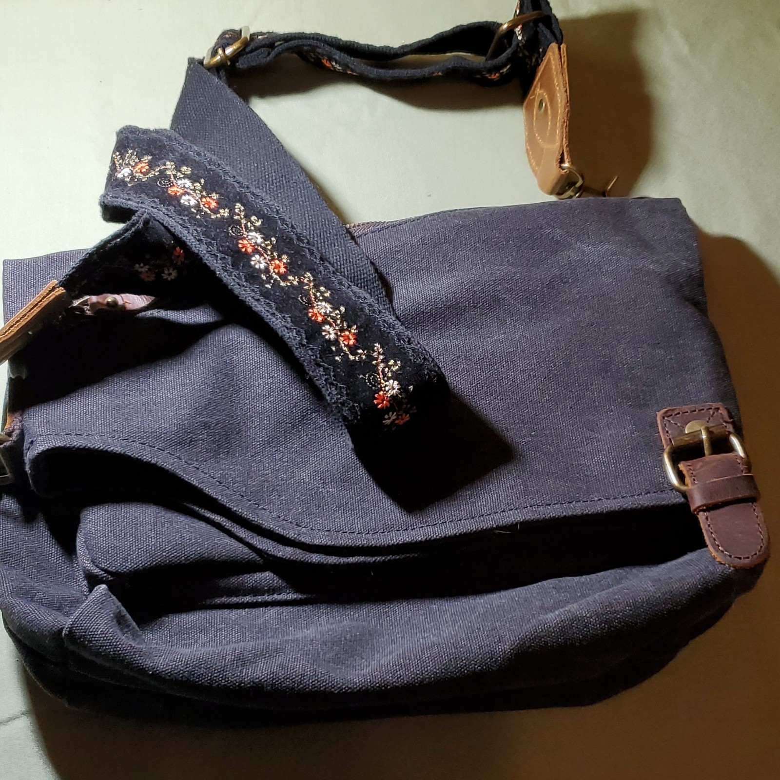 AmHoo Black Canvas Messenger Bag. Adjustable Strap and Inner Pockets.