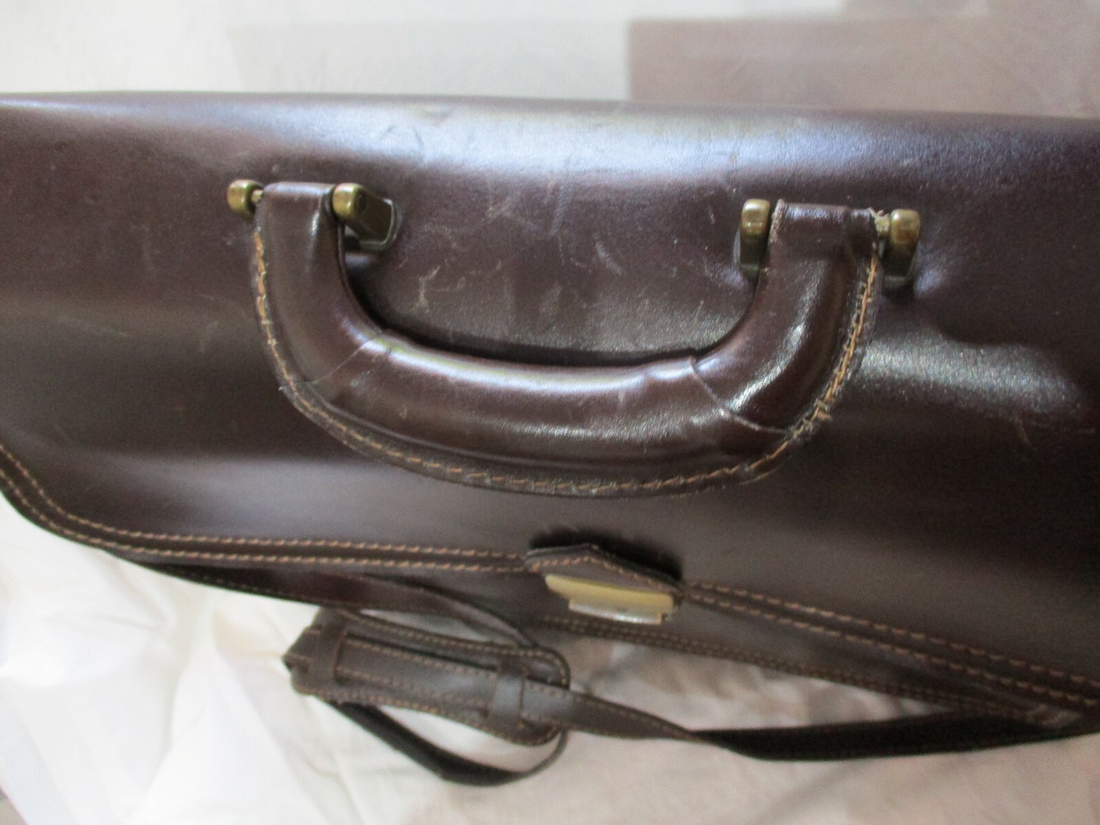 Solid and refined real leather shoulder strap workbag.