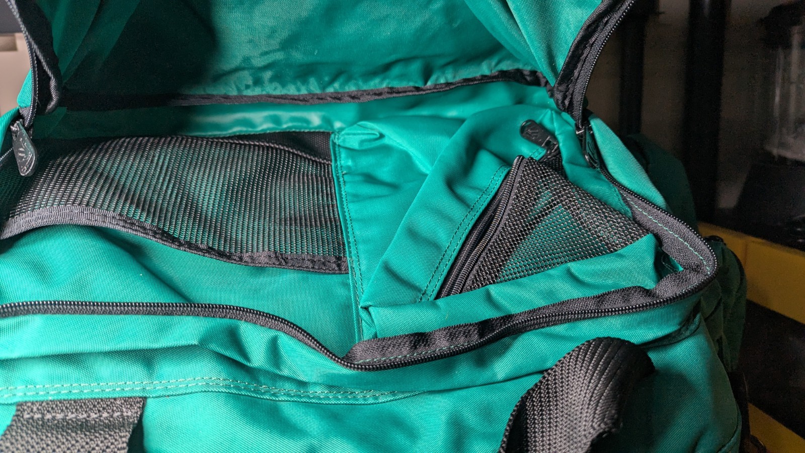 Team Nautica USA Vintage 90’s Duffle Bag Carryon Green 22″ Keychain Super Clean!