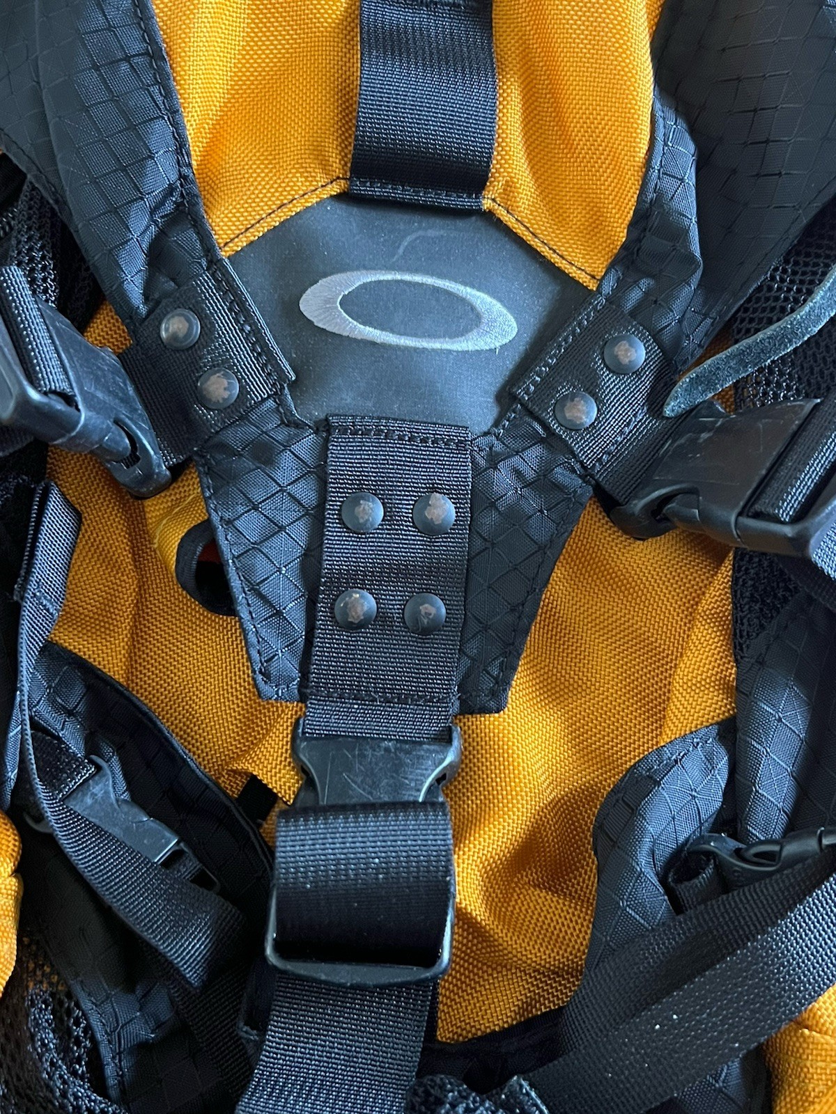 Oakley Icon 1.0 Tactical Backpack Bag Yellow Black Military Mechanism AP 07-139