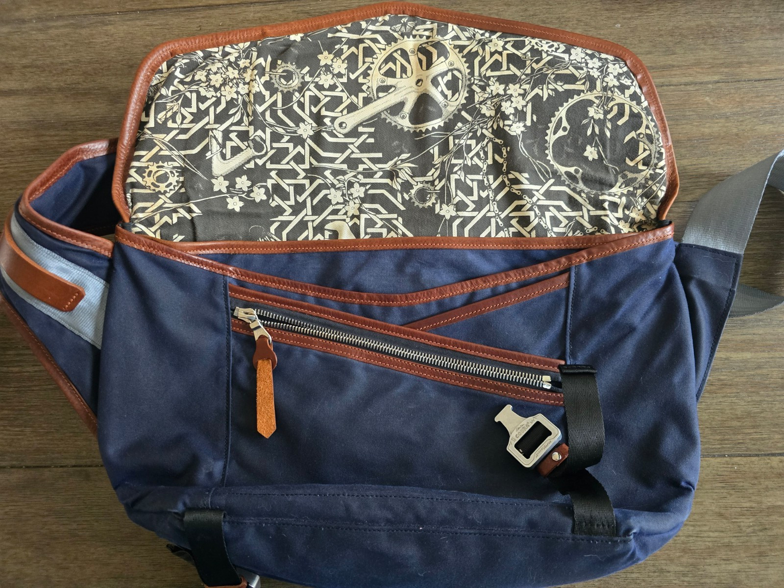 Bedouin Foundry Genghis Medium Messenger Bag, Navy/Cognac, Good Condition
