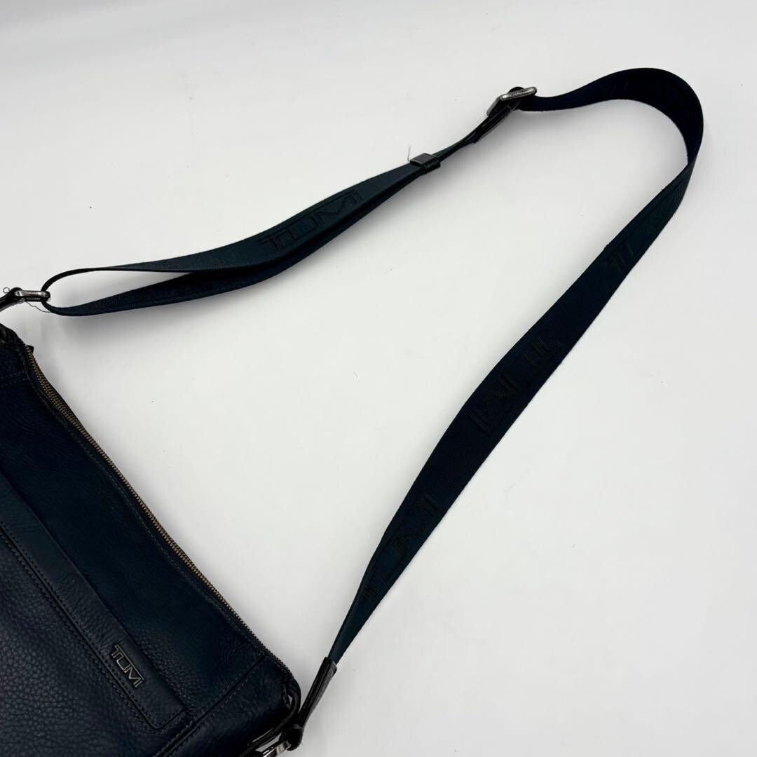 TUMI Centro Venezia Navy Leather Crossbody Bag Mens Authentic 31cm 11.8in