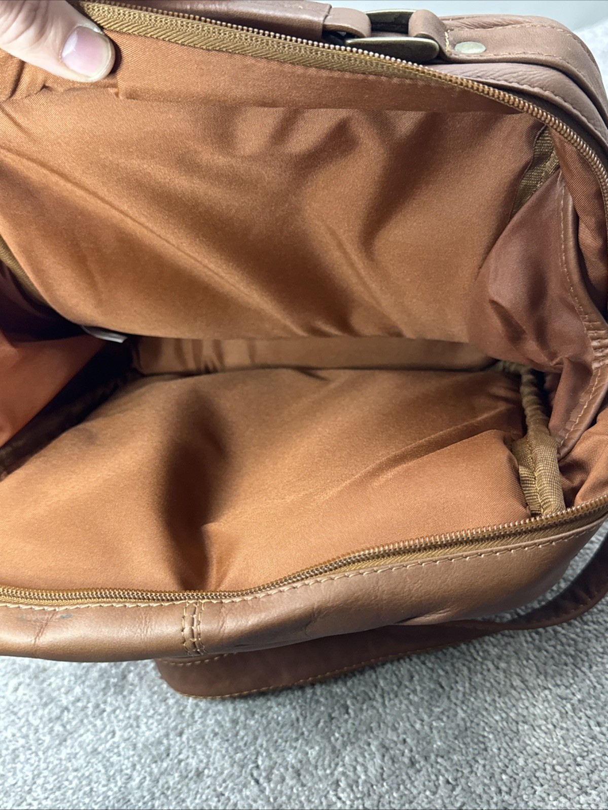 Brown Leather Messenger Bag Shoulder Strap Zipper Pockets Work Travel 13”x6”