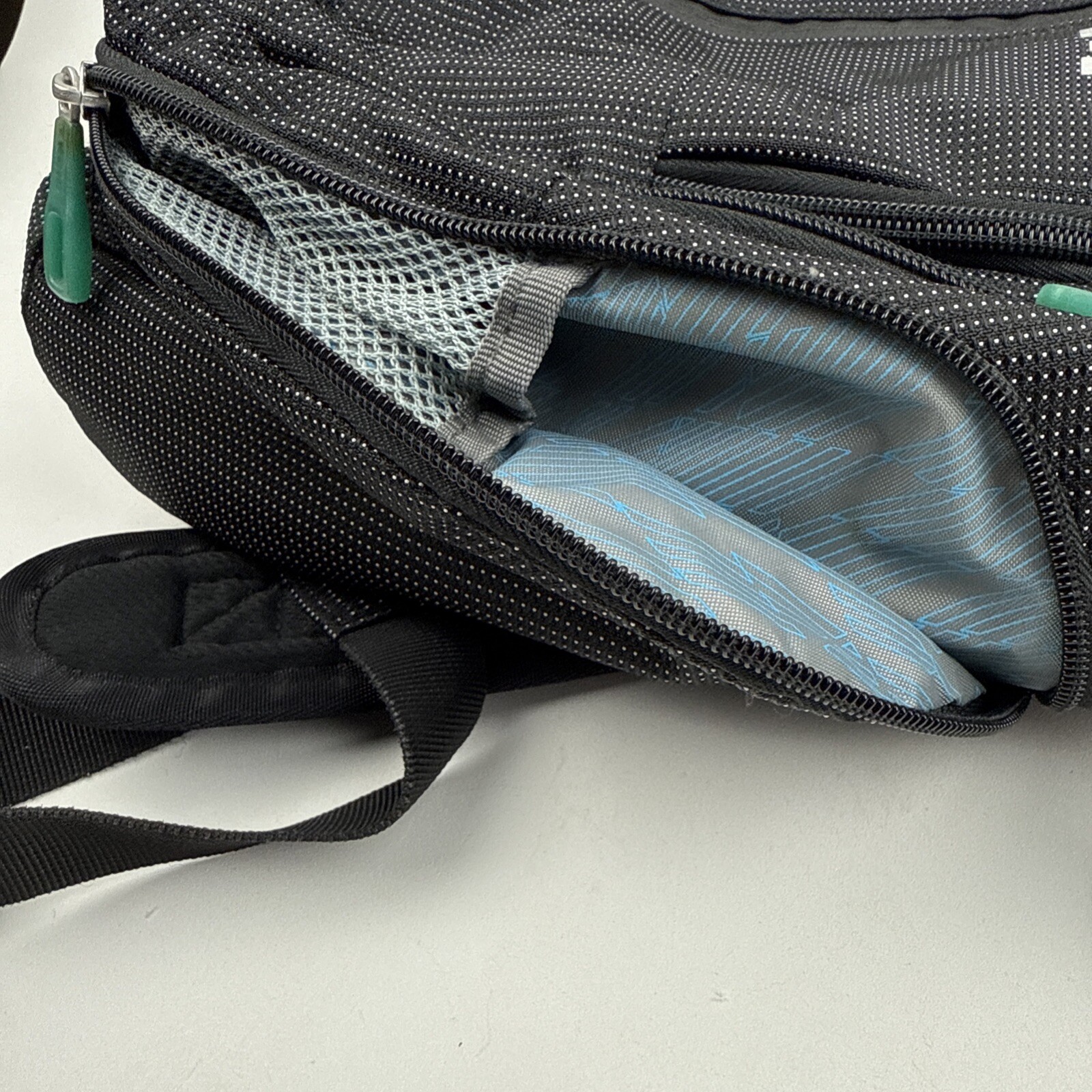 THULE Crossover Backpack Computer Travel Laptop Black w White Spec
