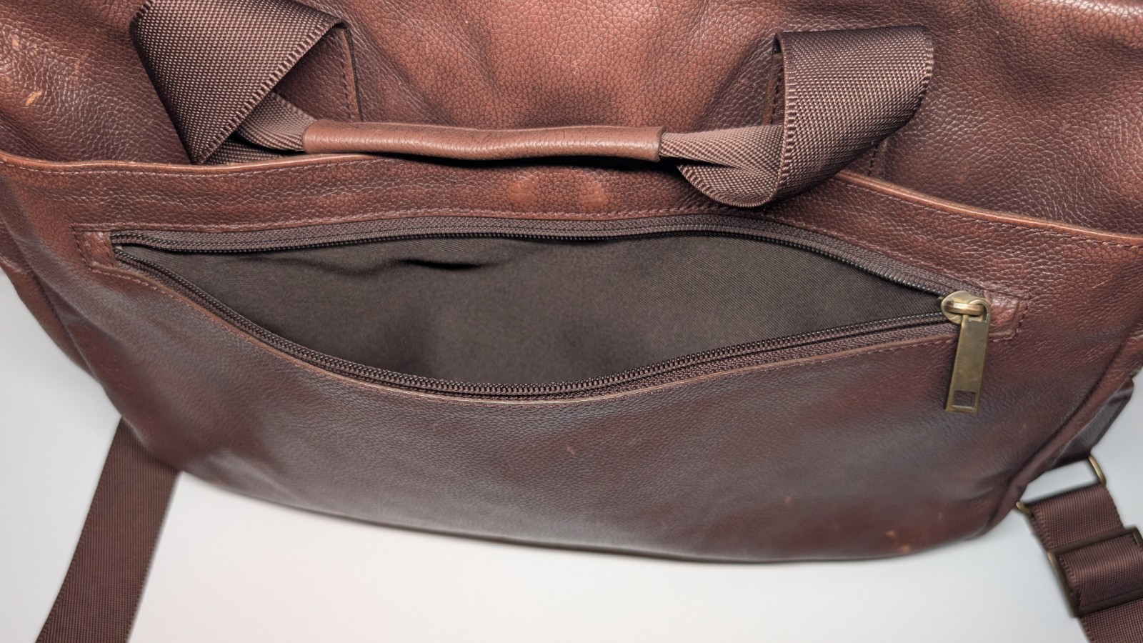 *separated top zipper, some wear* Daniel’s NYC carrying case / bag