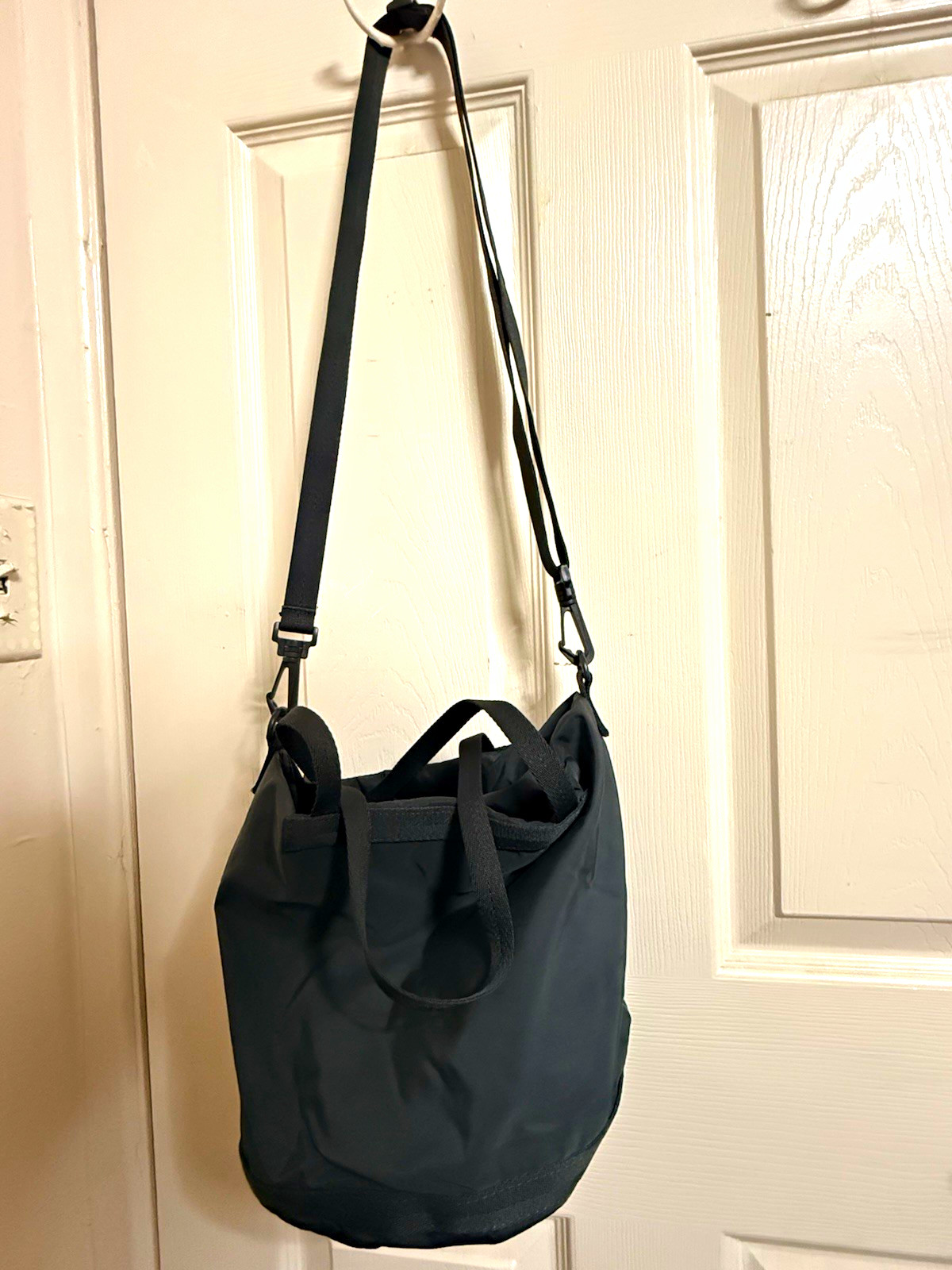 Uniqlo U Black Drawstring Crossbody Bag, Adjustable Strap, Inner Pockets M